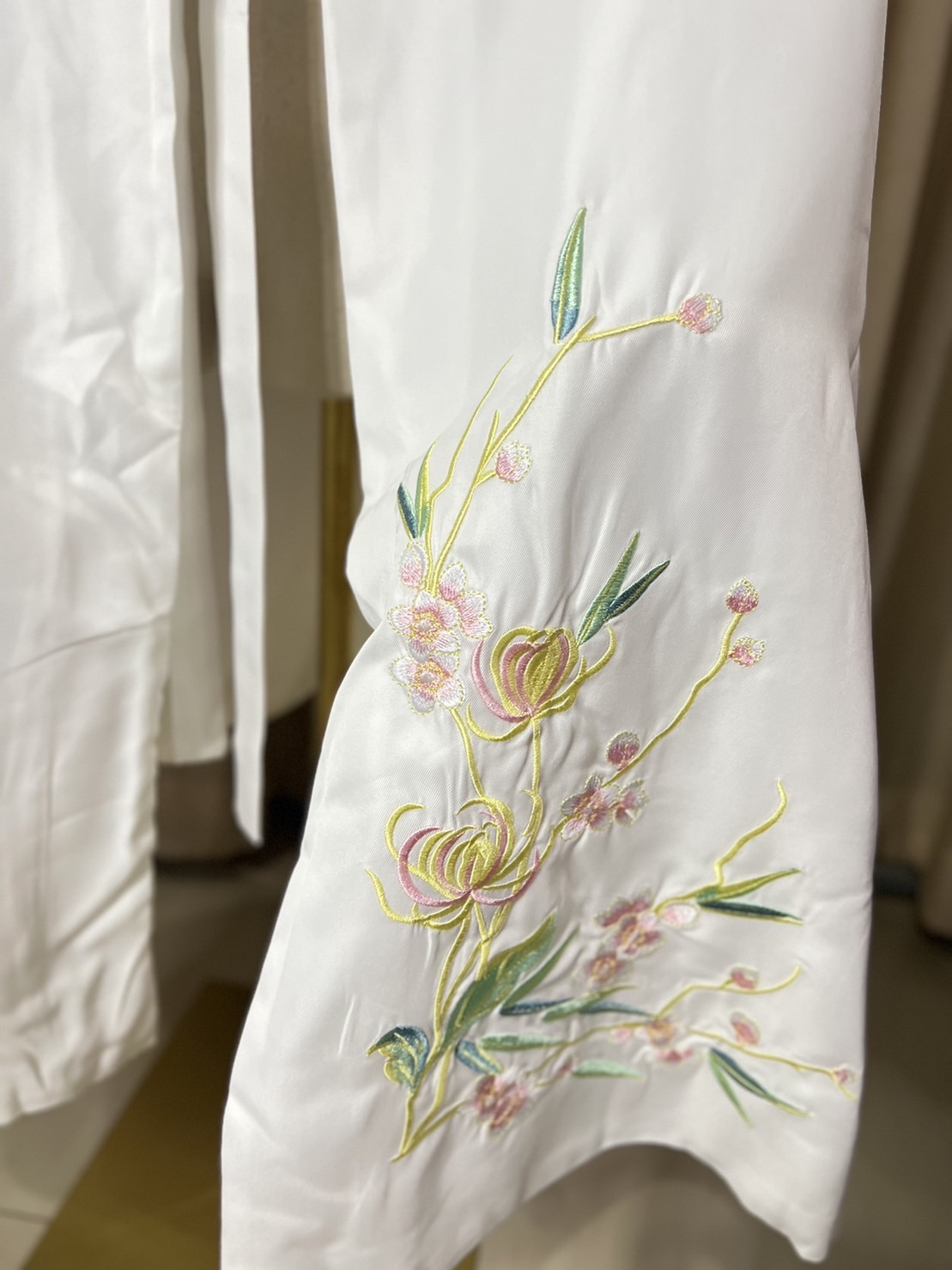 เสื้อคลุม ผ้ากำมะหยี่ สีขาว ลายปัก สินค้าพร้อมส่ง