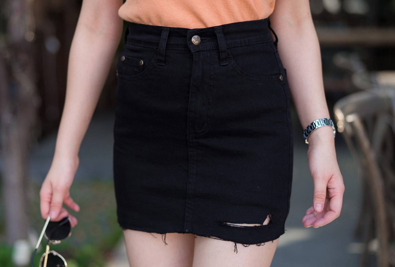 กระโปรงยีนส์สั้นทรง A เเต่งขาด ปล่อยชายลุ้ย