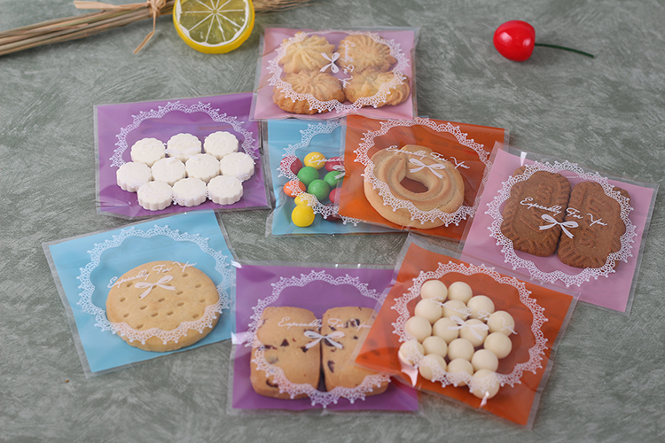 ล้างสต็อก//ถุงคุกกี้ แถบกาว 10x10 ลายโบว์ลูกใม้ พื้นหลังสีชมพูเข้ม แพ็ค 100 ใบ