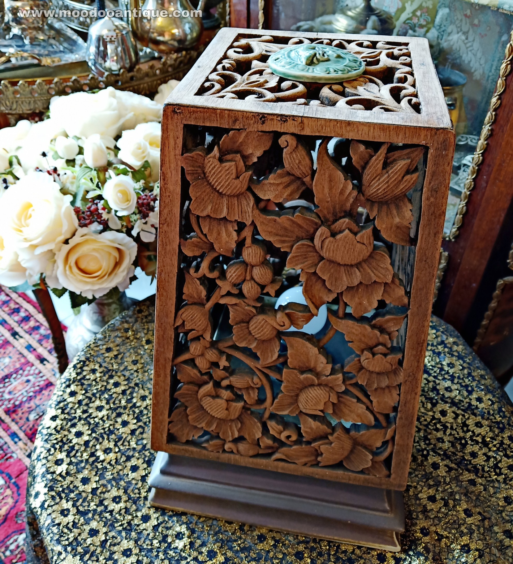 โคมไฟตั้งโต๊ะงานไม้แกะลายดอกพุตตาล