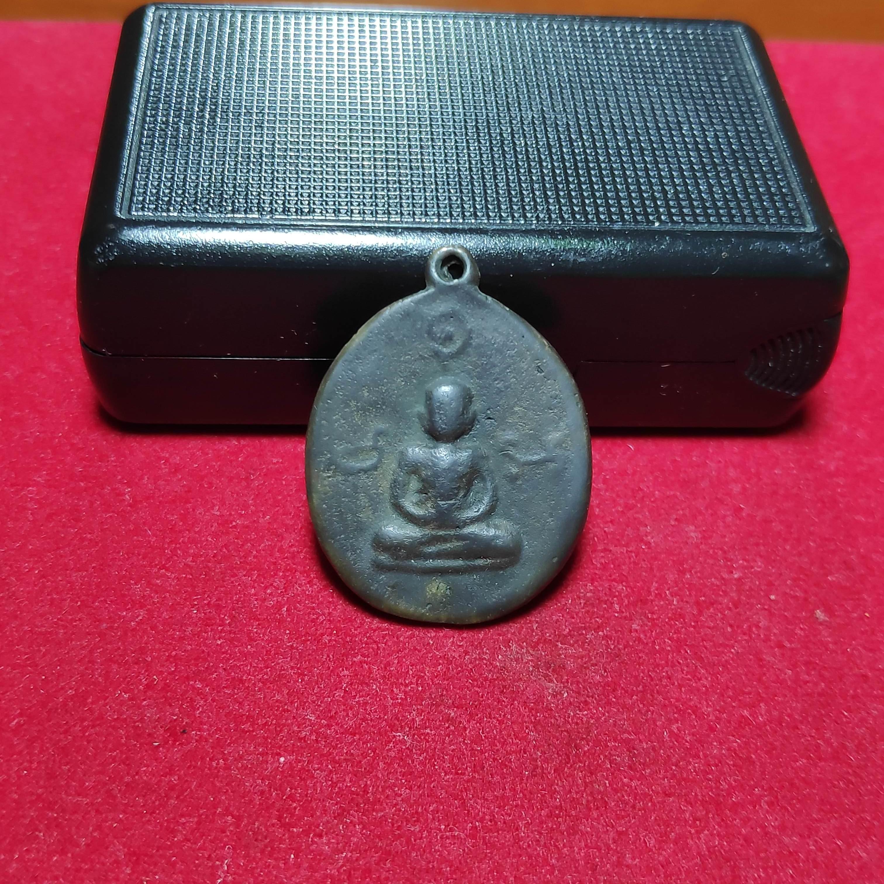 เหรียญหล่อใบพุทราหลวงพ่อเงินวัดบางคลานออกวัดห้วยเขนเนื้อสัมฤทธิ์