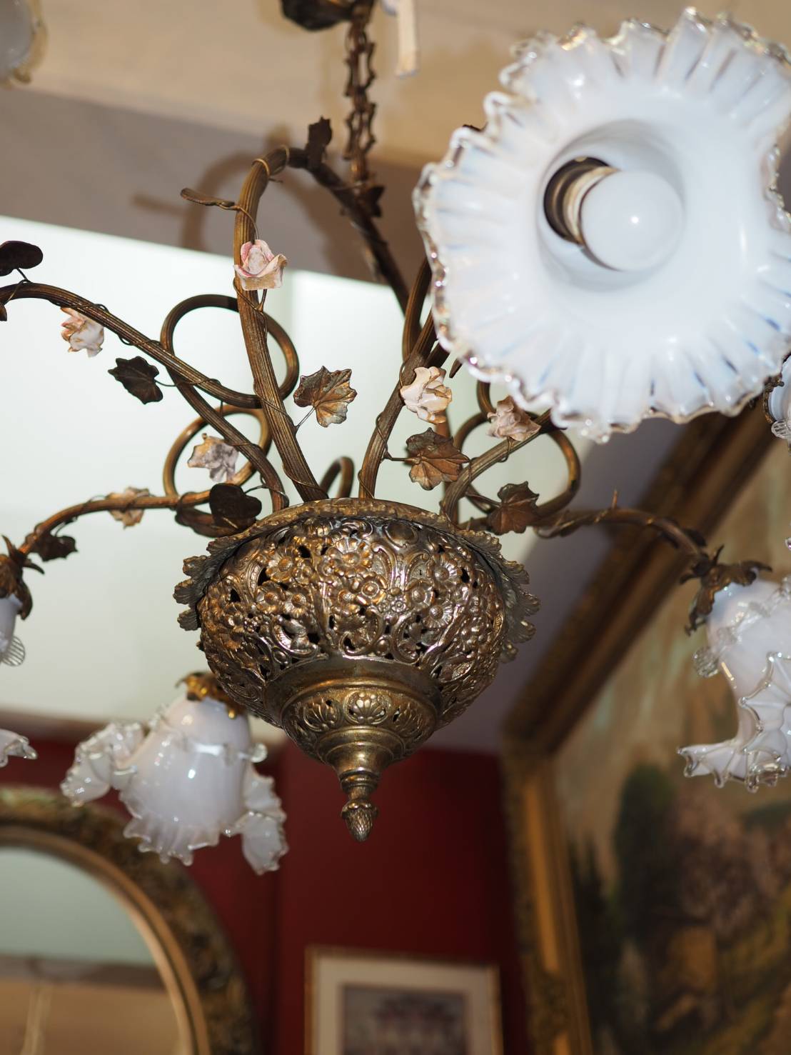 โคมระย้า โครงทำจากบรอนซ์ ประกอบไปด้วยโป๊ะไหมฟ้า จำนวน 6 โป๊ะ งานเก่าฝรั่งเศส