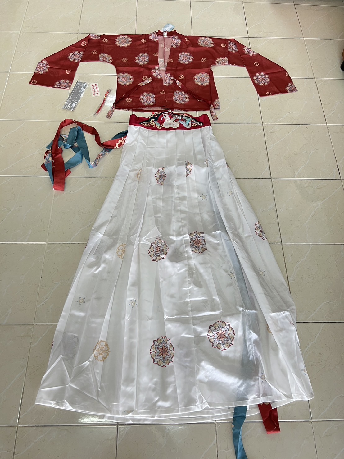 ชุดจีนหญิงฮั่น เสื้อแดง + เดรสขาว