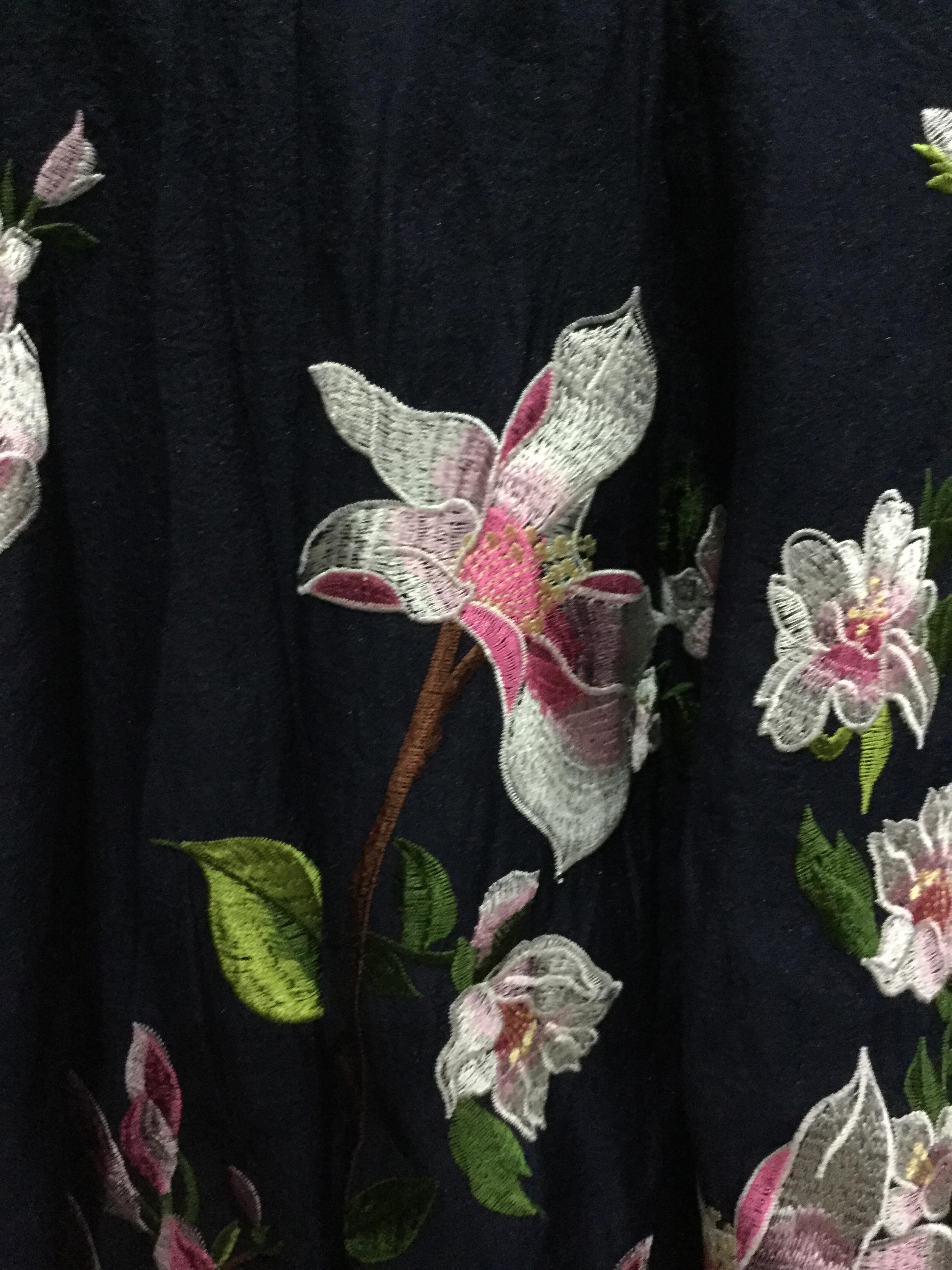 เดรสสีน้ำเงิน ลายปักดอกชมพู ผ้าโพลีเอสเตอร์ 100% รหัส UO 274 สินค้าพร้อมส่ง