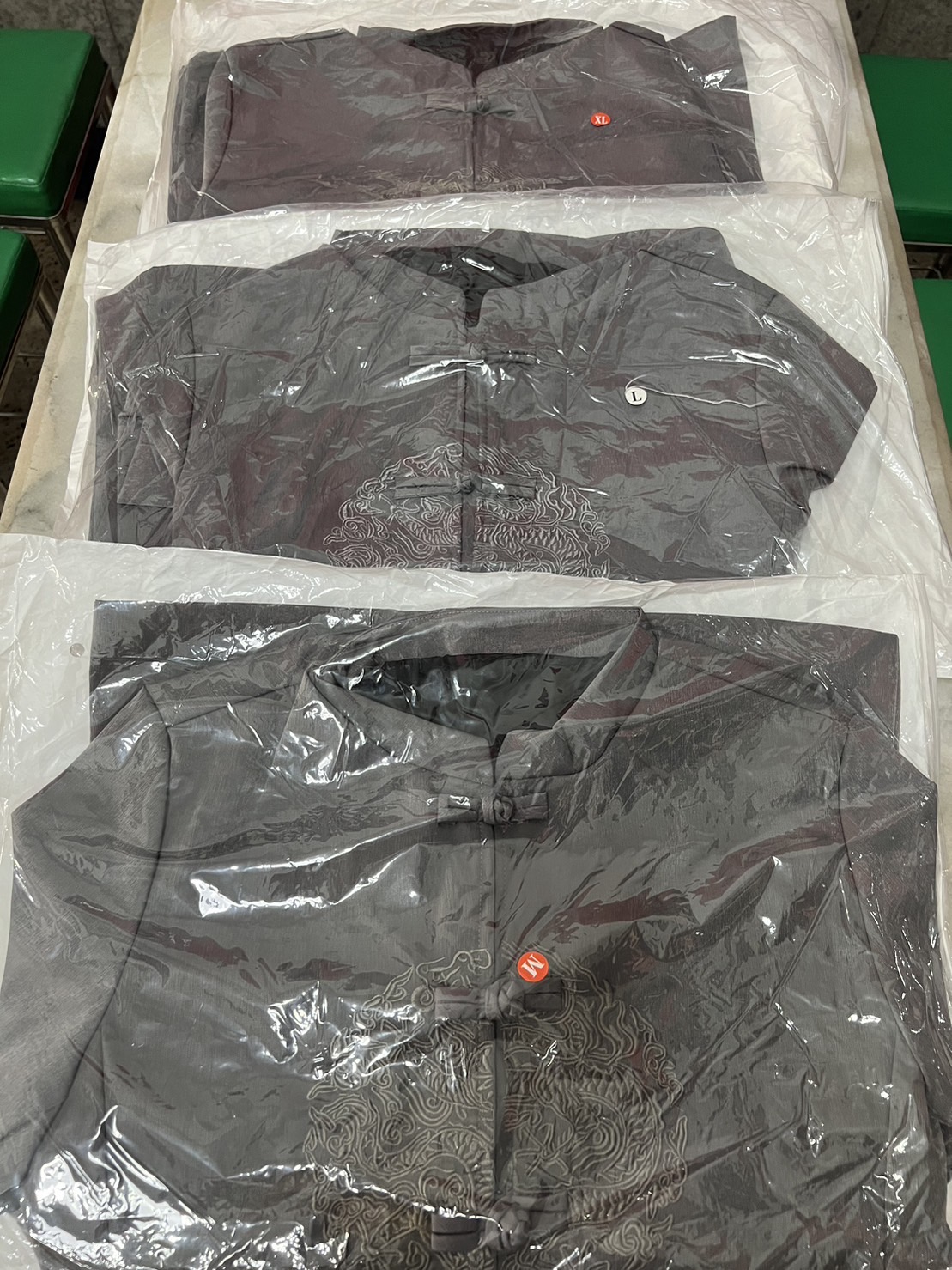 เสื้อจีนผู้ชายสวยๆๆสีเทา ผ้าโพลีเอสเตอร์ ลายปัก มีกระเป๋าซิป 2 ข้าง ผ้าเงา สวย สินค้าพร้อมส่ง