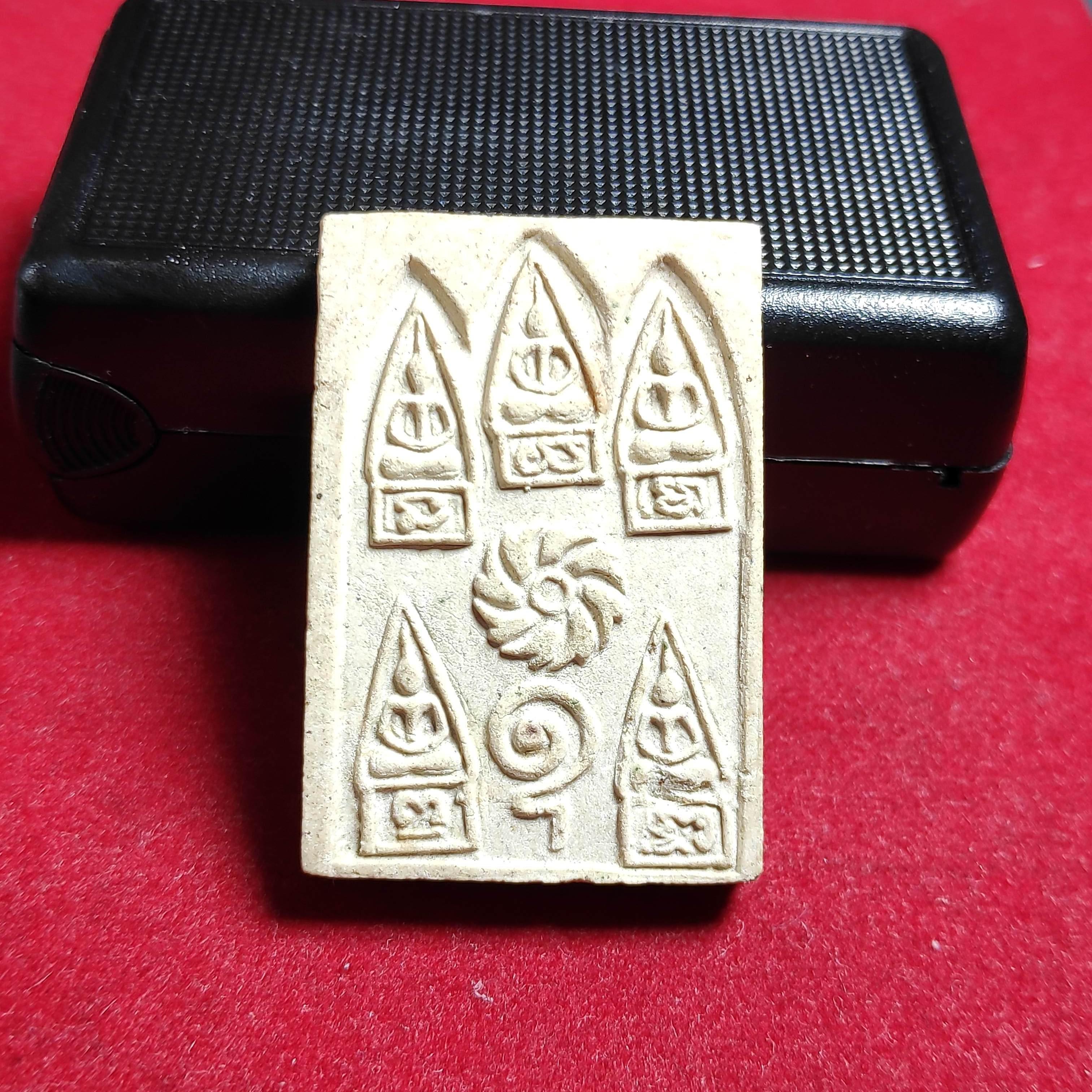 พระเนื้อผงสมเด็จพระเจ้า5พระองค์หลวงพ่อพุ่มวัดโคกสวายพิมพ์2หน้า