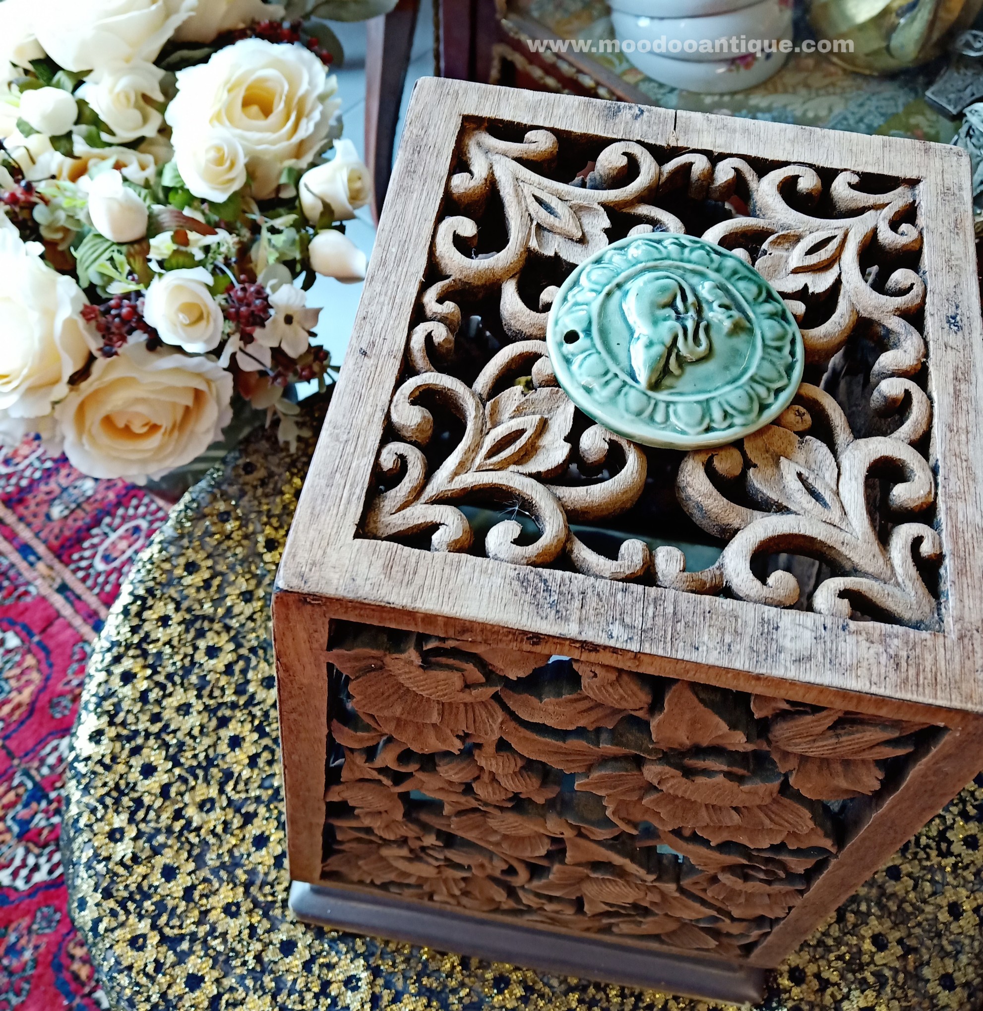 โคมไฟตั้งโต๊ะงานไม้แกะลายดอกพุตตาล