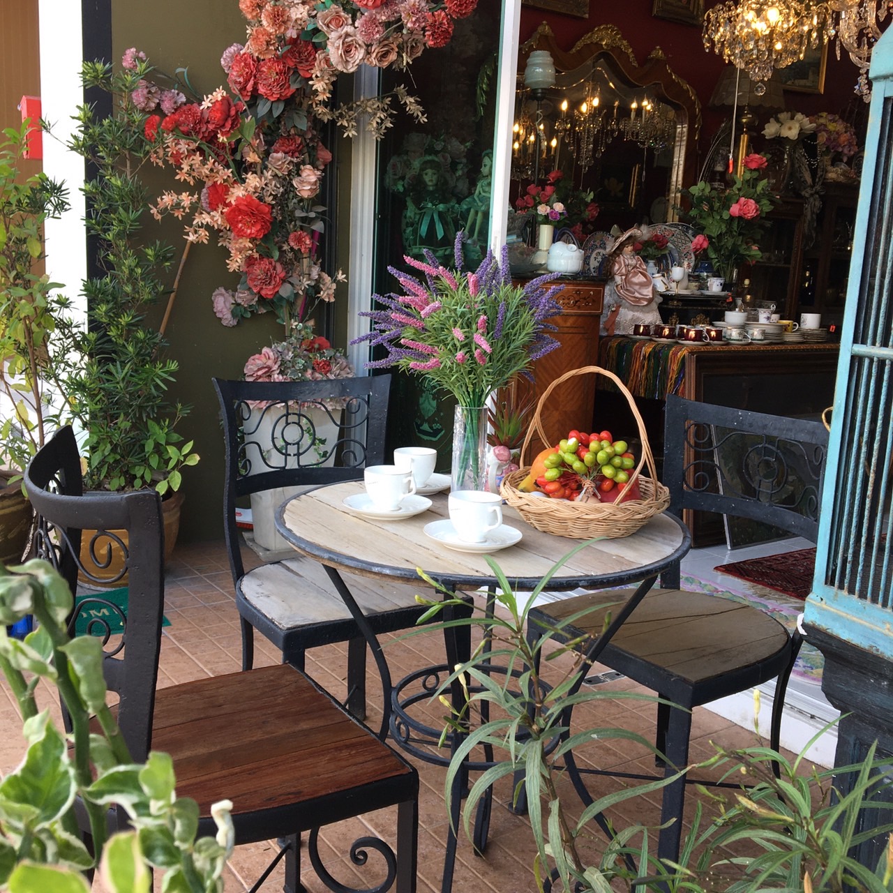 ชุดโต๊ะเก้าอี้เหล็กดัดงานเก่า