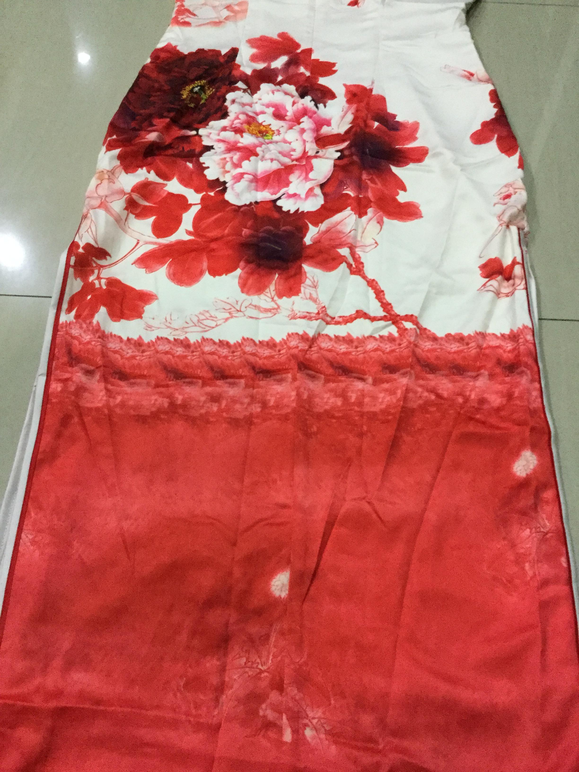 กี่เพ้ายาว ผ้าไหมสีขาวลายดอกแดง รหัส 10/158 สินค้าพร้อมส่ง