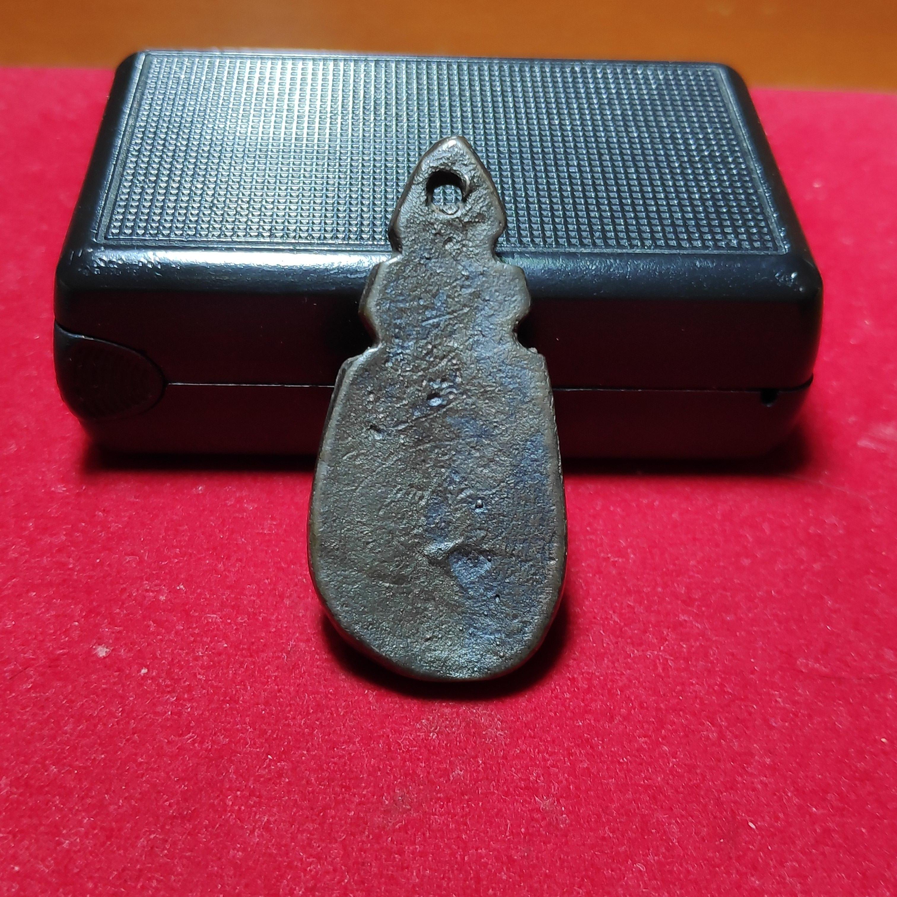 เหรียญหล่อโบราณพระพุทธปางอุ้มบาตรข้างยันต์เนื้อสัมฤทธิ์(หมด)