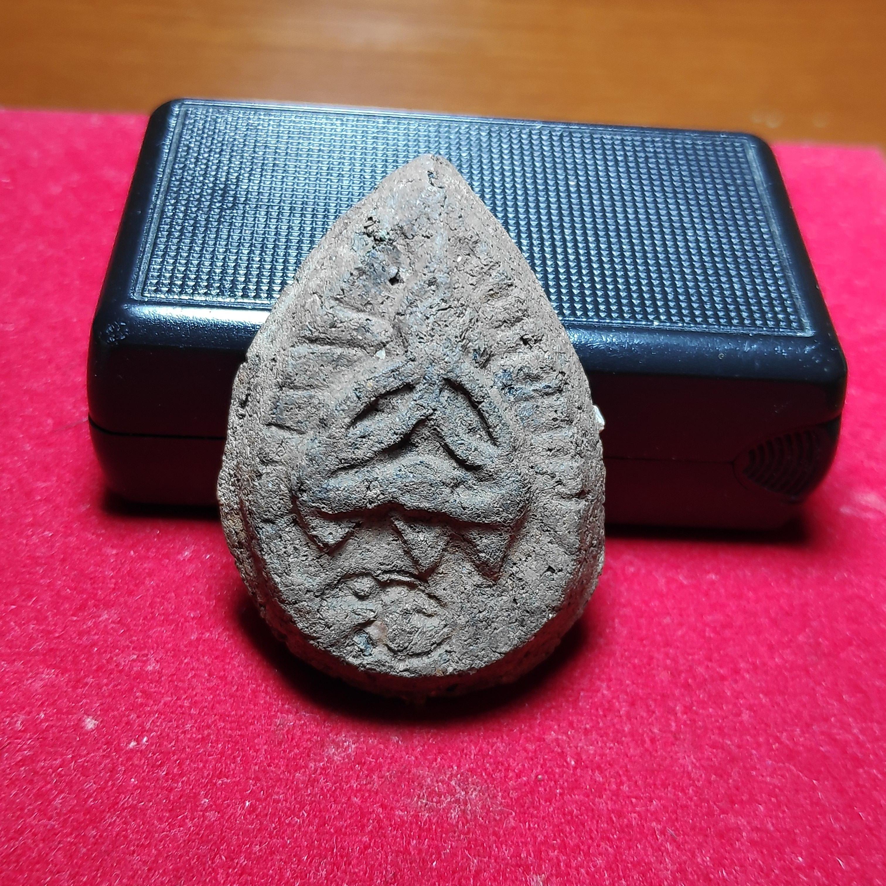 พระปิดตากลีบบัวหลวงปู่อั๊บวัดท้องไทรเนื้อผงยา