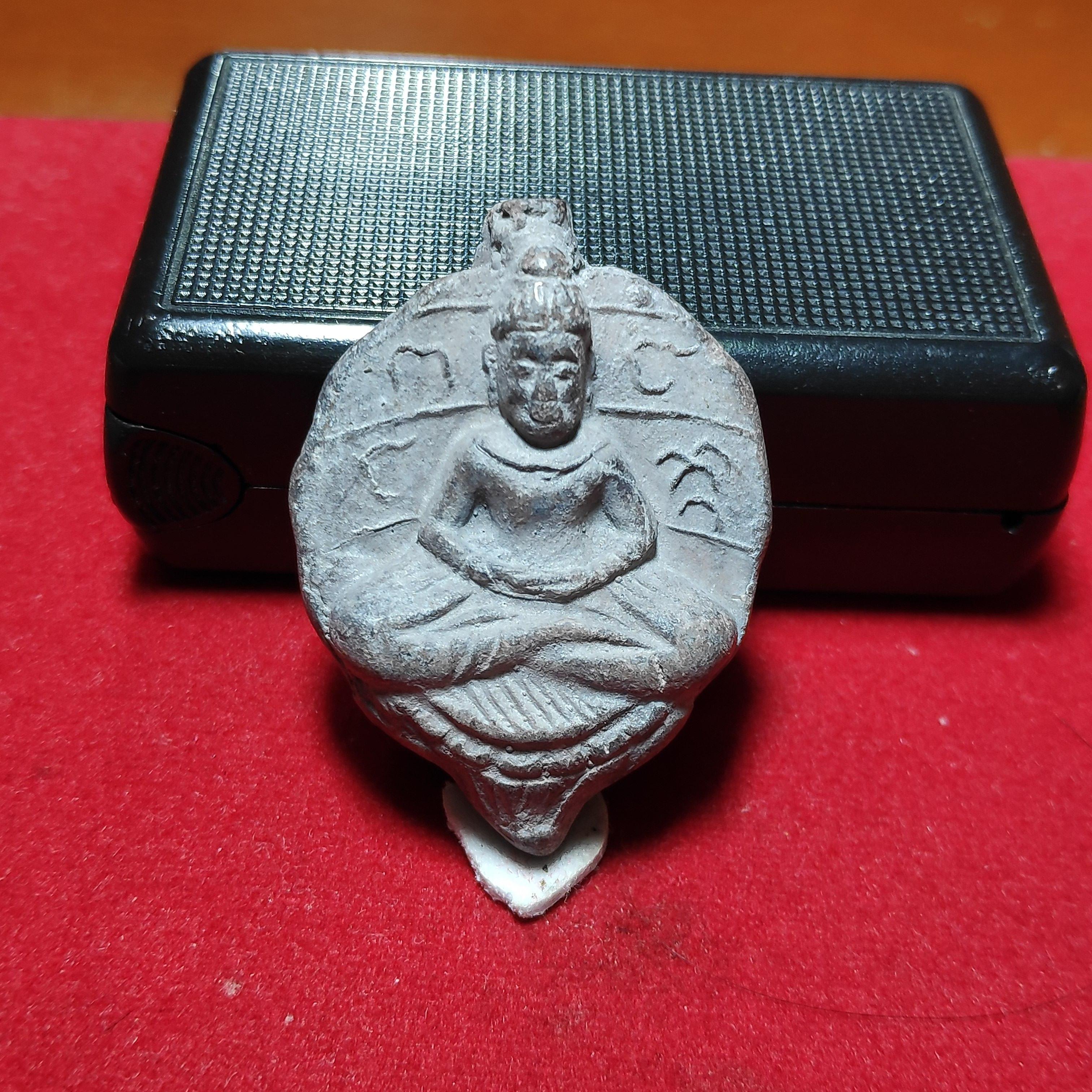 พระใบโพธิ์หลวงพ่อลีวัดอโศการามหลังยันต์ดวงเนื้อดินปี2500