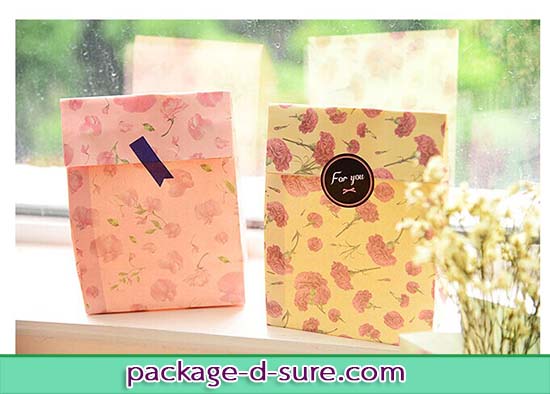 ถุงกระดาษสีแบบฐานตั้ง ไม่มีหูหิ้ว ไซส์เล็ก 23*12*8 ลายดอกไม้ชมพู พื้นเหลือง