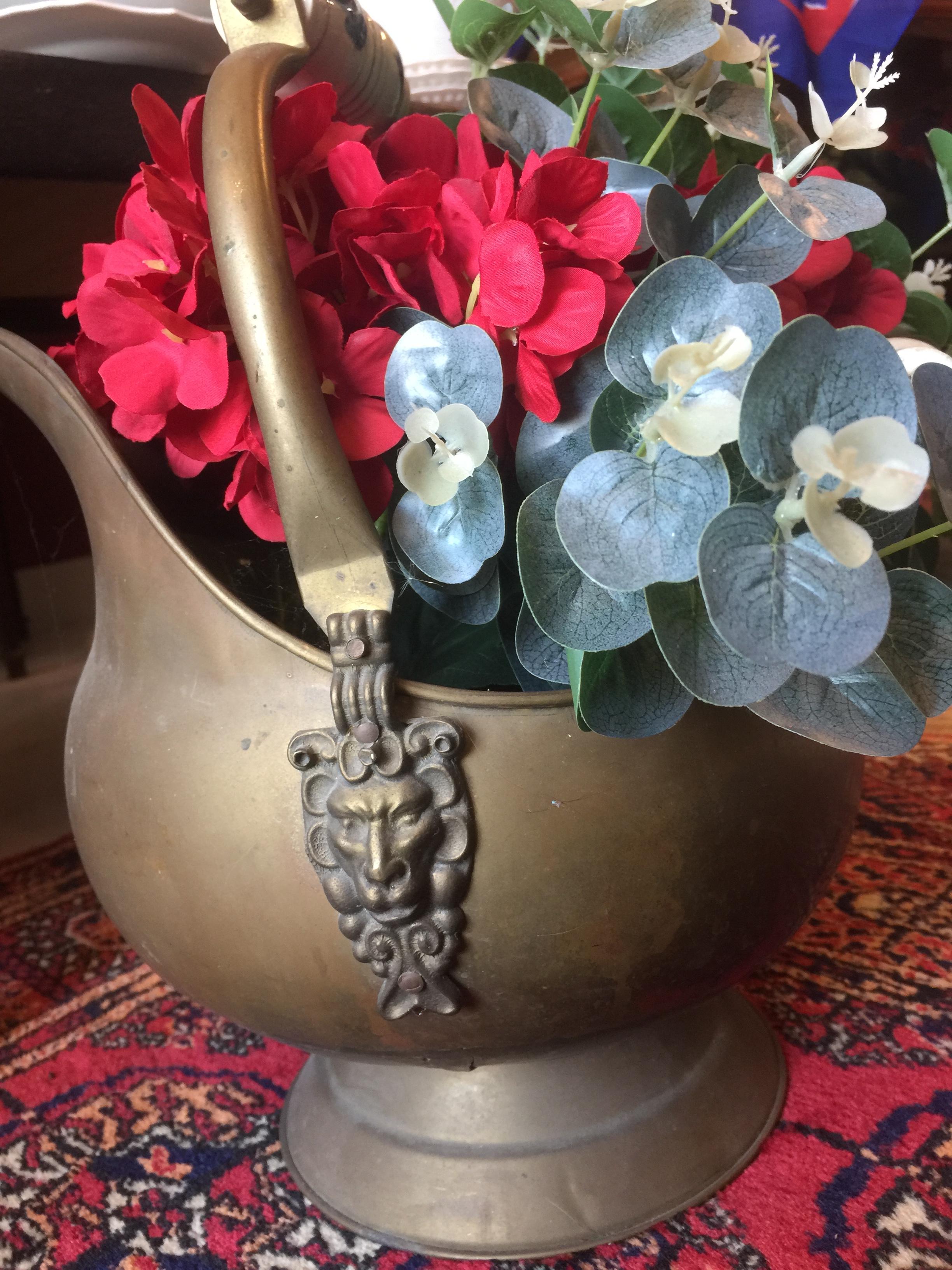 ที่ใส่ถ่านทองเหลืองโบราณของอังกฤษ