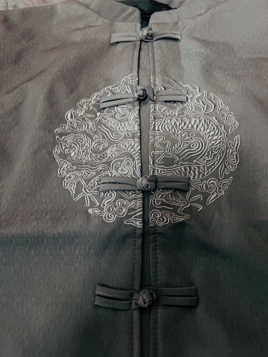 เสื้อจีนผู้ชายสวยๆๆสีดำ ผ้าโพลีเอสเตอร์ ลายปัก มีกระเป๋าซิป 2 ข้าง ผ้าเงา สวย สินค้าพร้อมส่ง