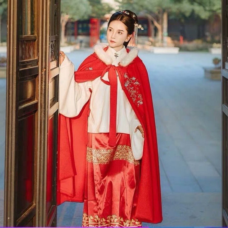 เสื้อคลุม ผ้ากำมะหยี่ สีแดง #1 ลายปัก สินค้าพร้อมส่ง