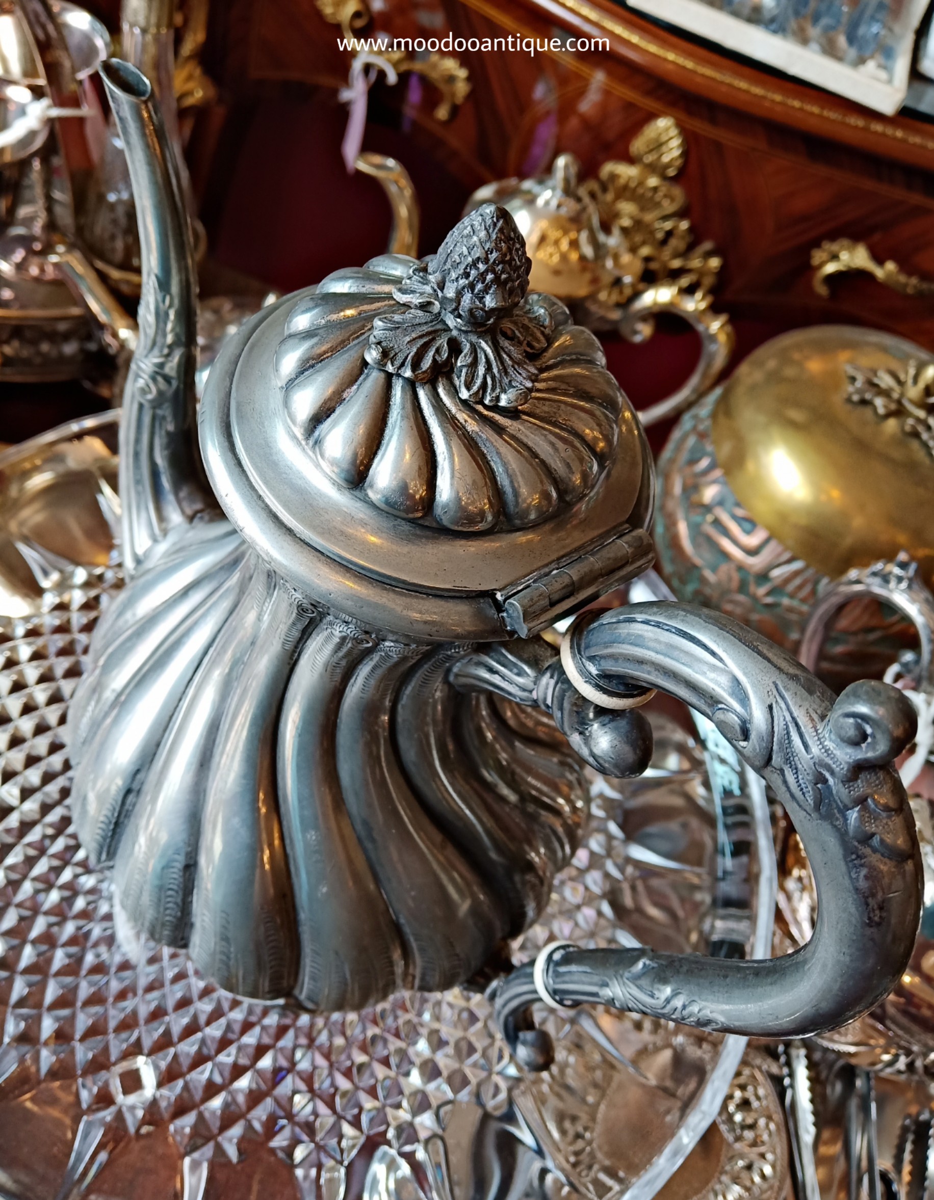 โถเอาใว้เสริฟนมจากอังกฤษ