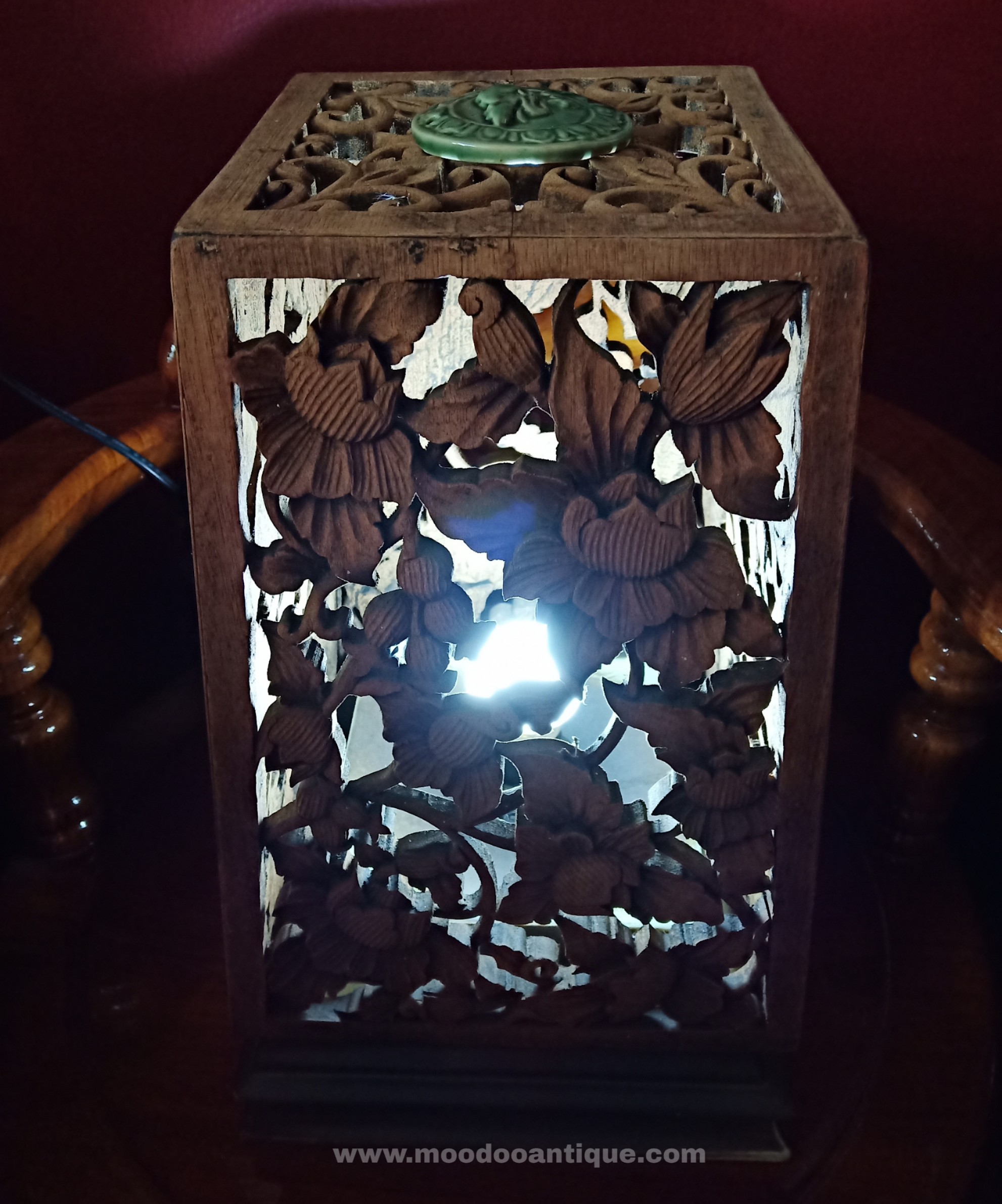 โคมไฟตั้งโต๊ะงานไม้แกะลายดอกพุตตาล