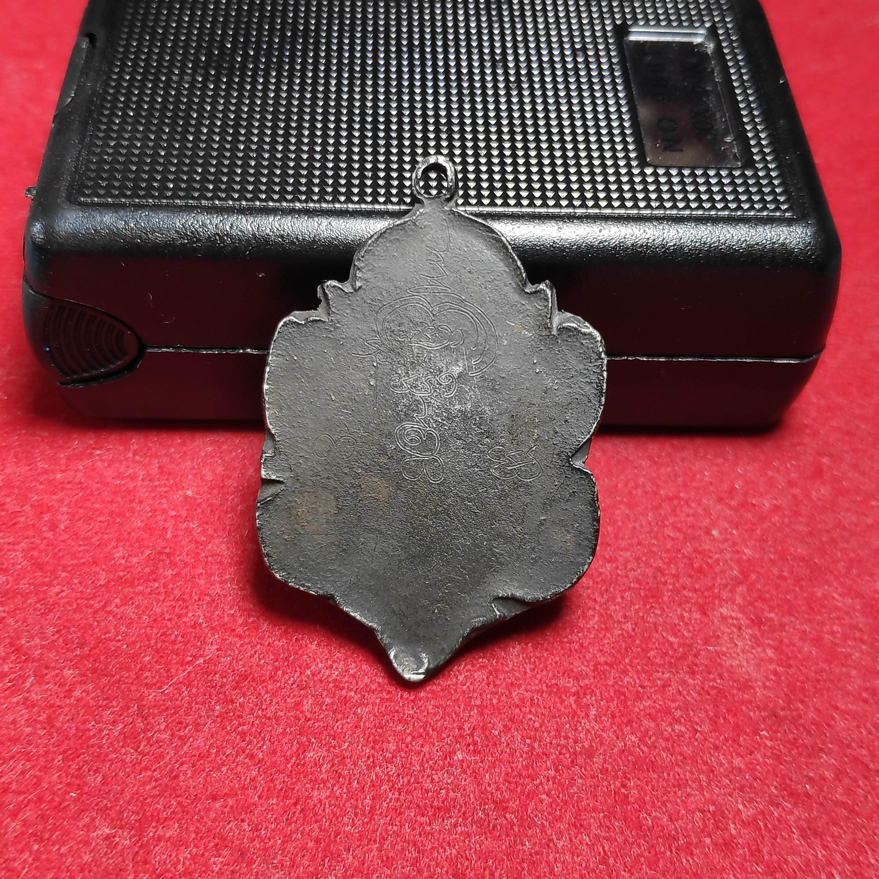 เหรียญดอกพิกุลลงยาหลวงปู่บุญวัดกลางบางเเก้วเนื้อเงิน