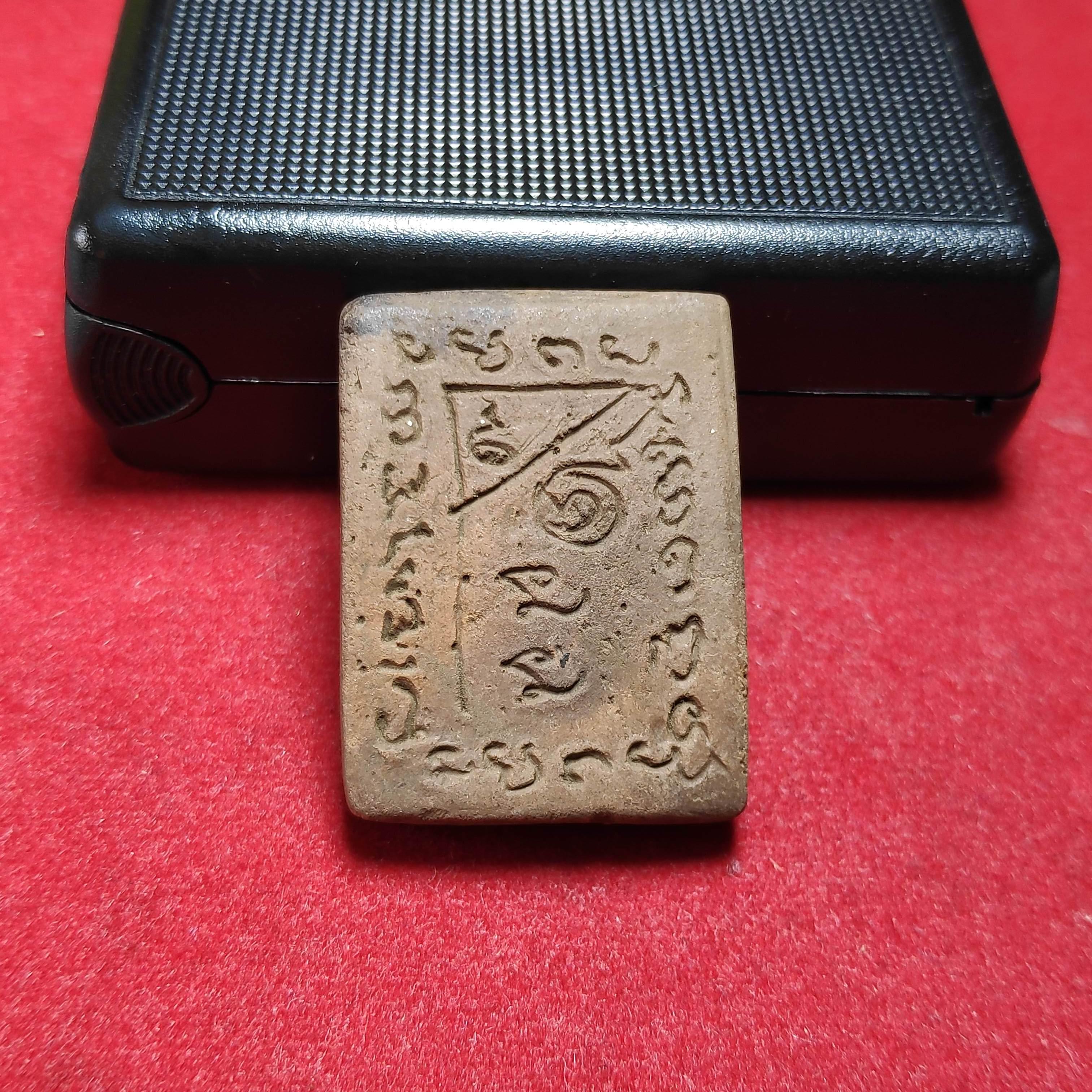 พระสมเด็จเข่าตุ่มหลวงปู่ทองวัดราชโยธาหลังจารยันต์เนื้อดิน