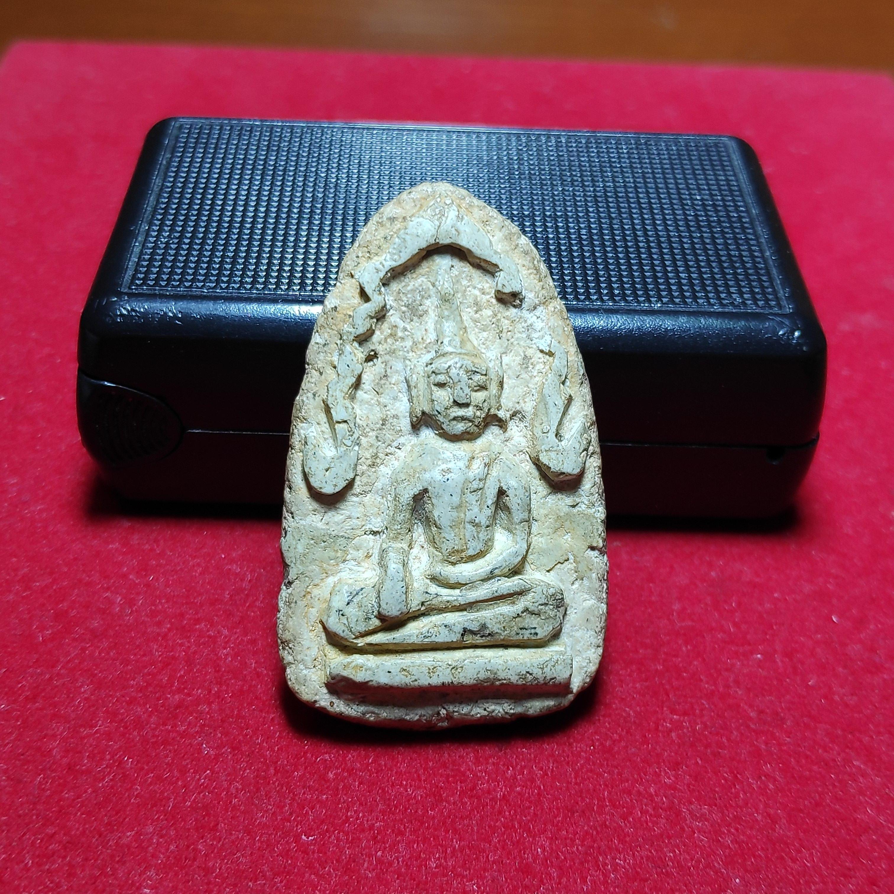 พระพุทธชินราชหลังพระสมเด็จเนื้อผงพุทธคุณ