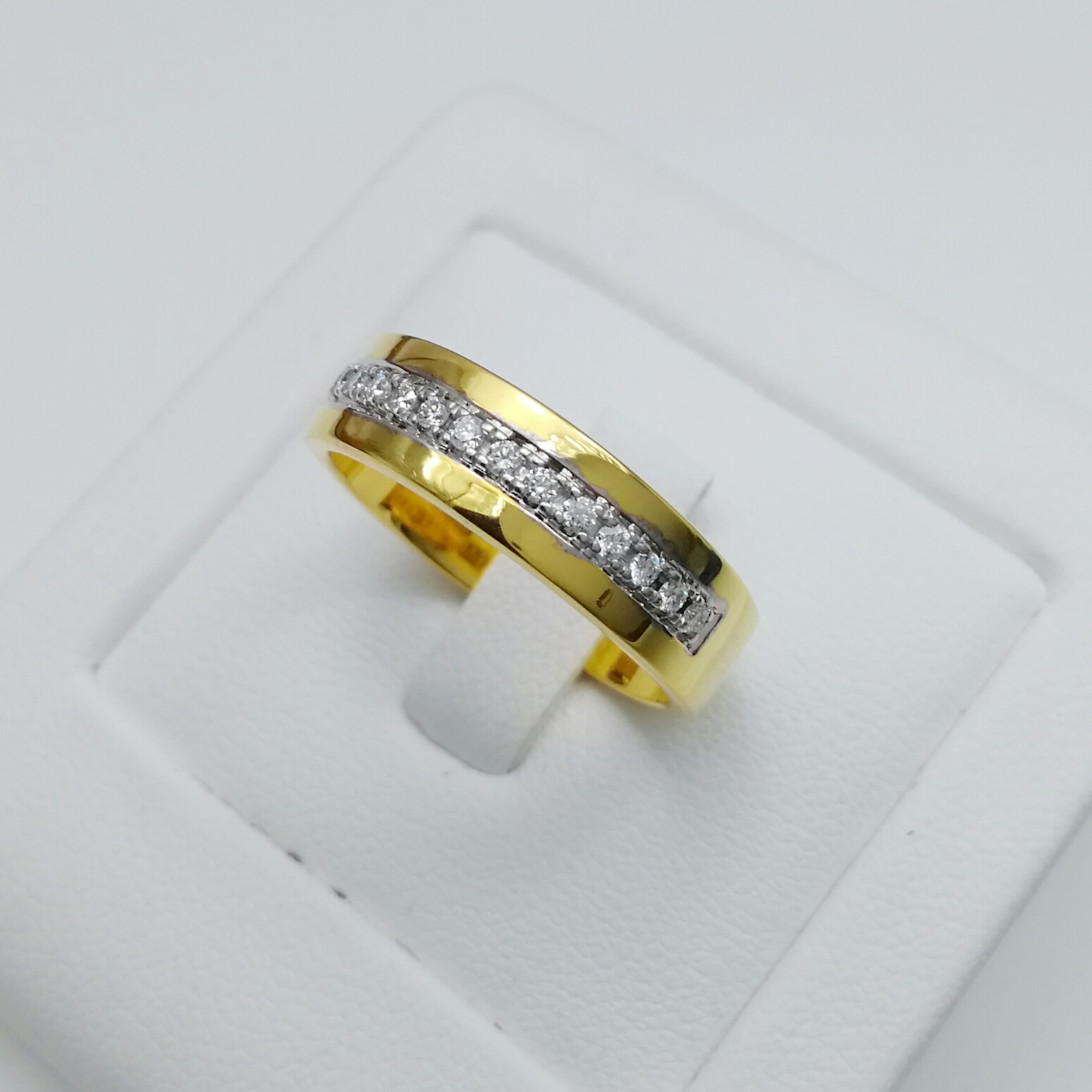 แหวนทองคำประดับเพชรแท้รวม 0.14 cts