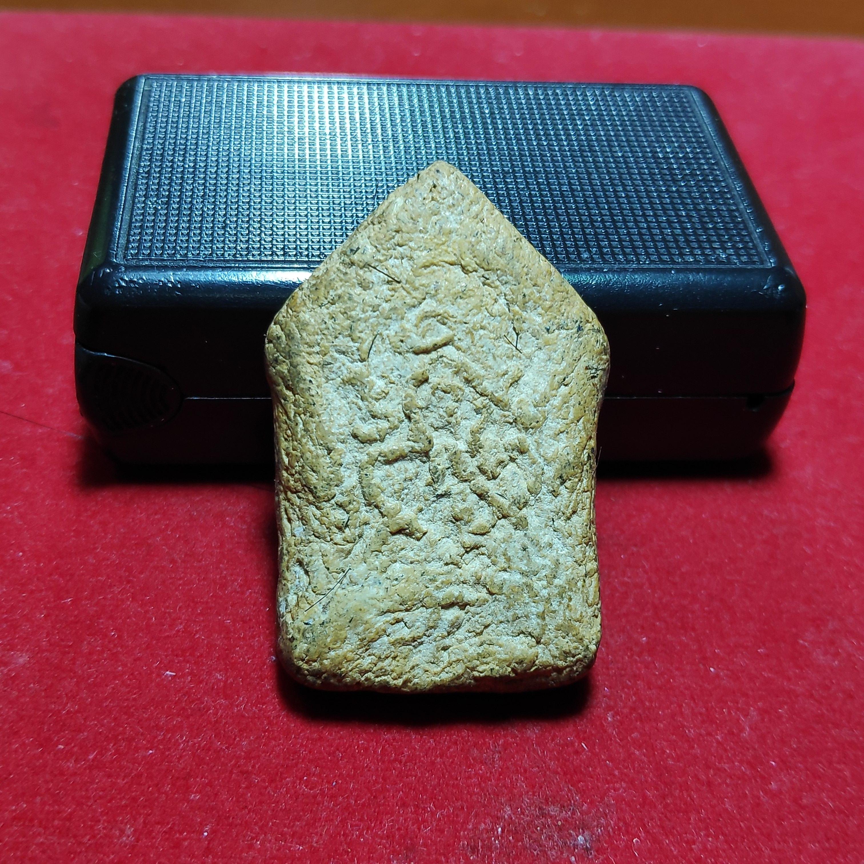 พระขุนเเผนโรยเส้นเกศาหลวงปู่ทิมวัดละหารไร่