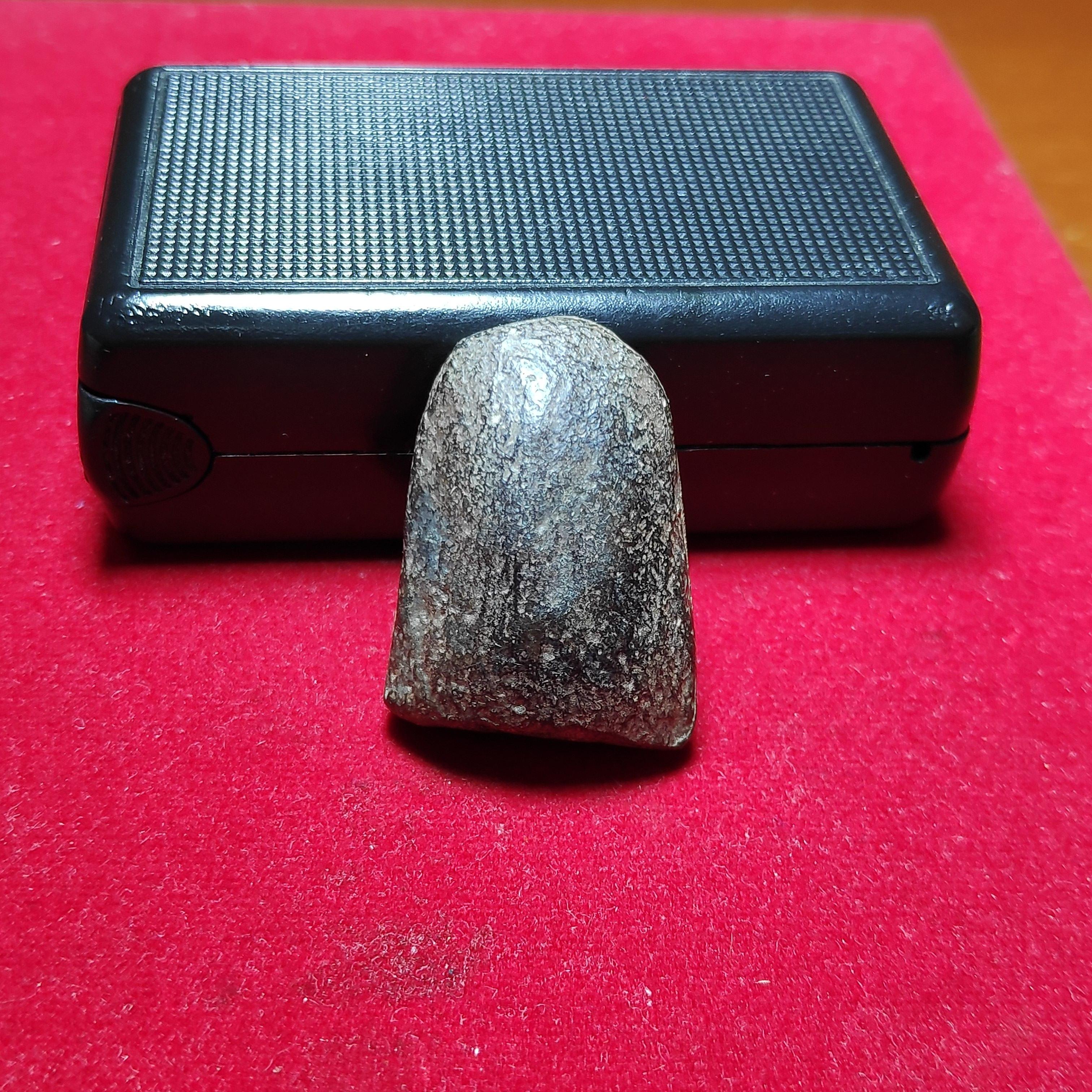 พระปิดตาข้างยันต์หลังเบี้ยเนื้อตะกั่ว