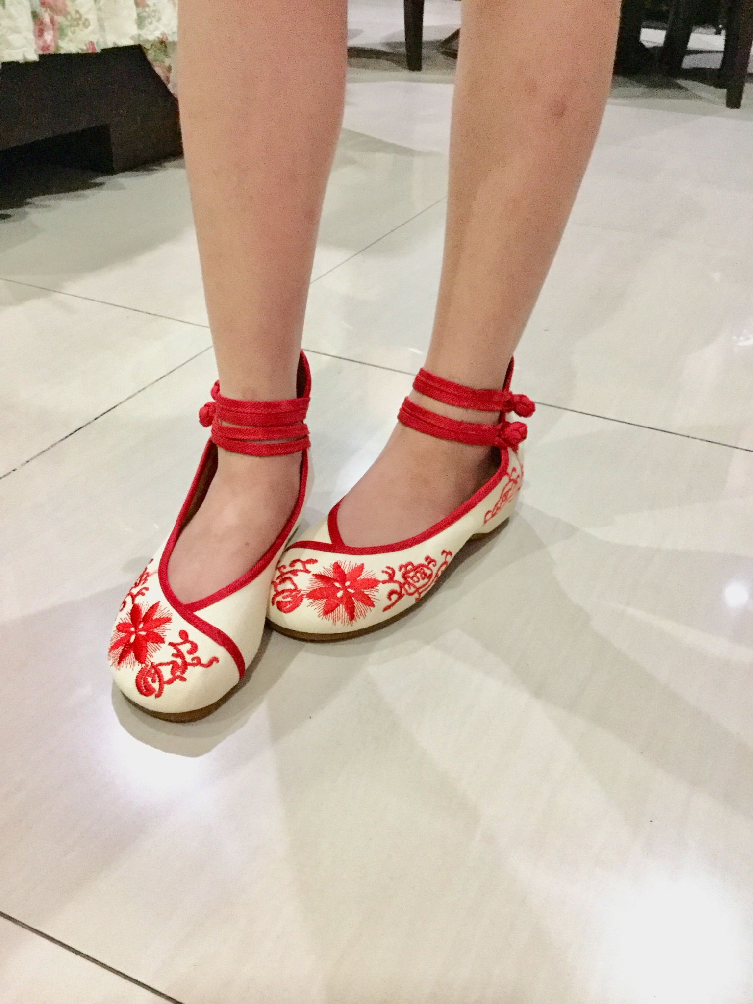 รองเท้าจีน สีขาวลายดอกแดงสินค้าพร้อมส่ง