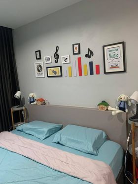 ชุดกรอบรูปติดผนัง Music กรอบรูปไม้ 7 ชิ้น+งานไม้ตกแต่งแนวดนตรี พร้อมรูปภาพตามแบบและวัสดุติดตั้ง