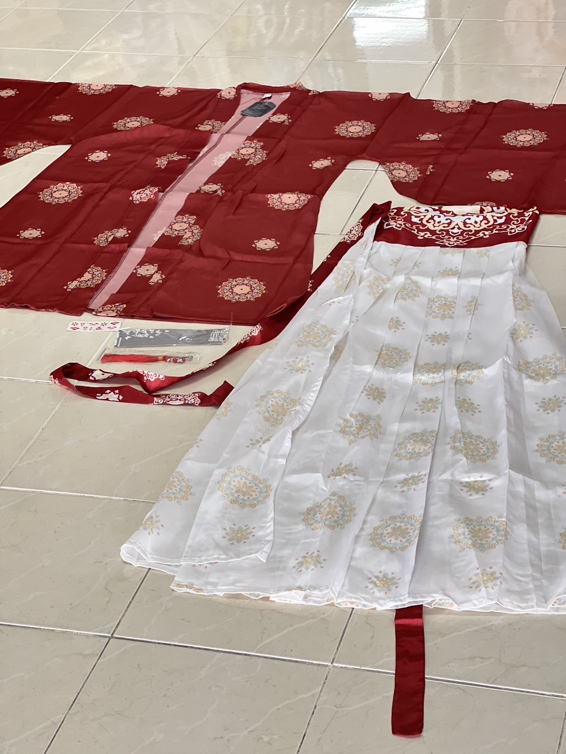 ชุดจีนหญิงฮั่น เสื้อแดงยาว + เดรสขาว