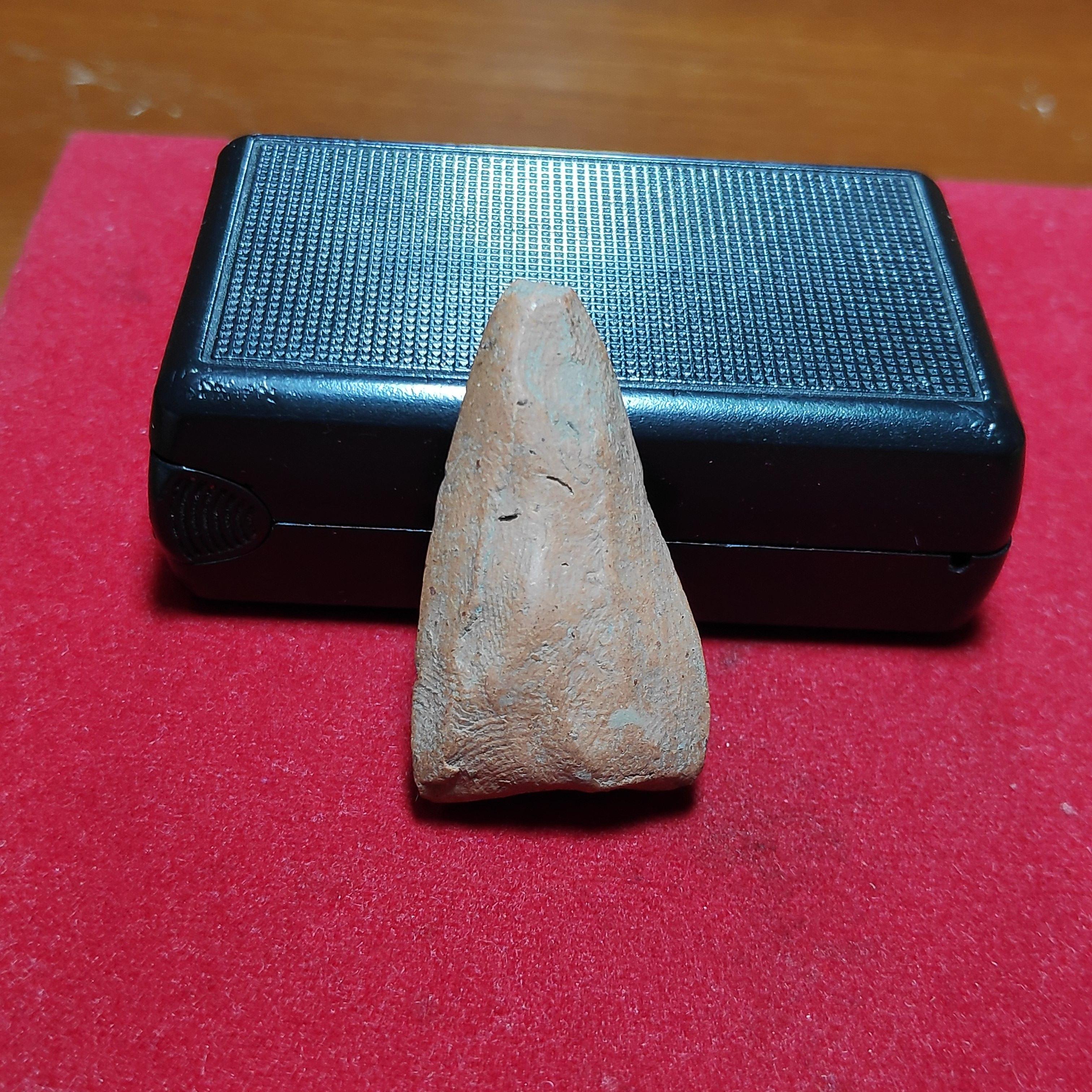 พระเลี่ยงพิมพ์เล็กกรุประตูลี้เนื้อดิน