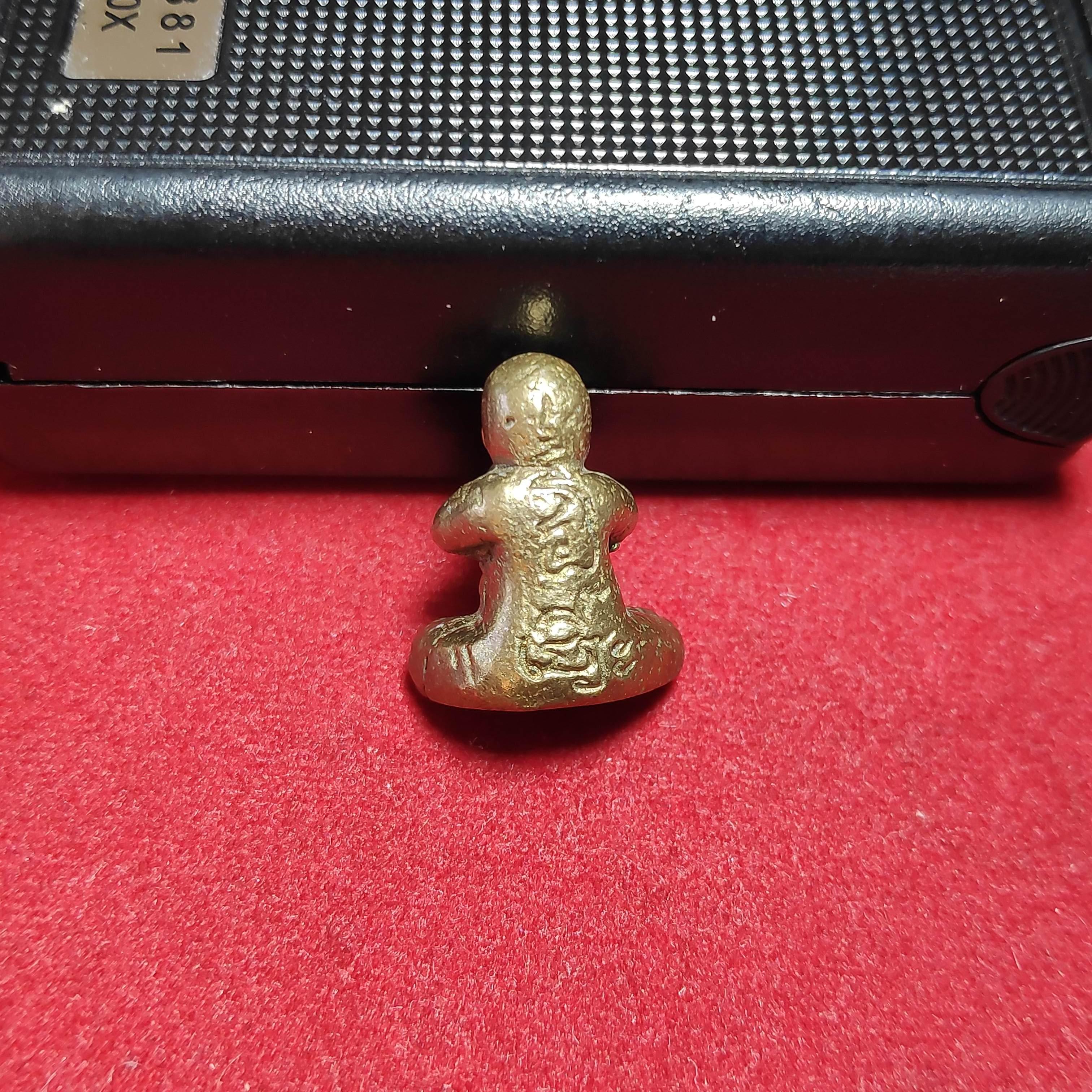 รูปหล่อพระปิดตาหลวงปู่หงษ์วัดเพชรบุรีก้นอุดผง จ.สุรินทร์