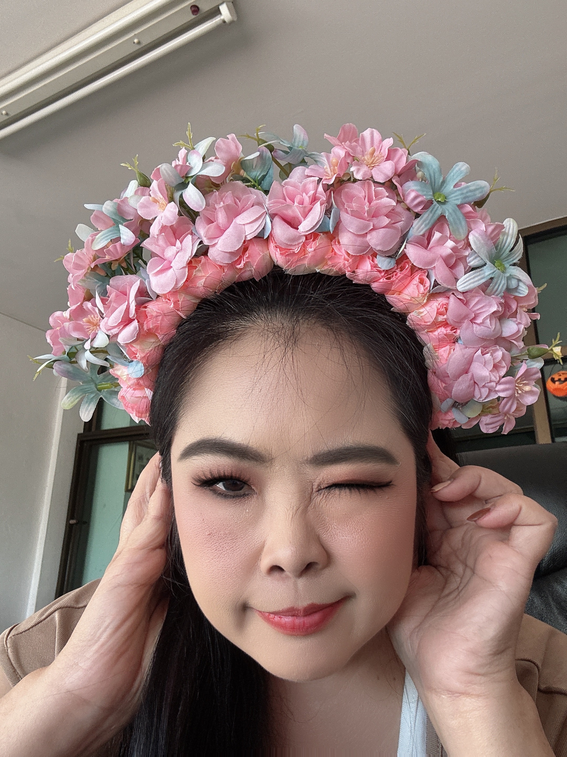 ที่คาดผมดอกกุหลาบสีบานเย็นของดอกชมพูฟ้า