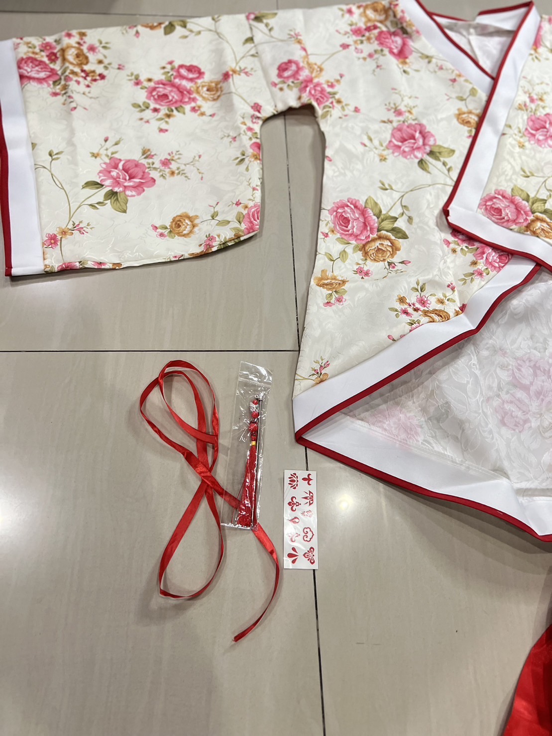 ชุดจีนสตรีฮั่นโบราณ สีแดงเสื้อลายดอก เช่า 450 มัดจำ 500