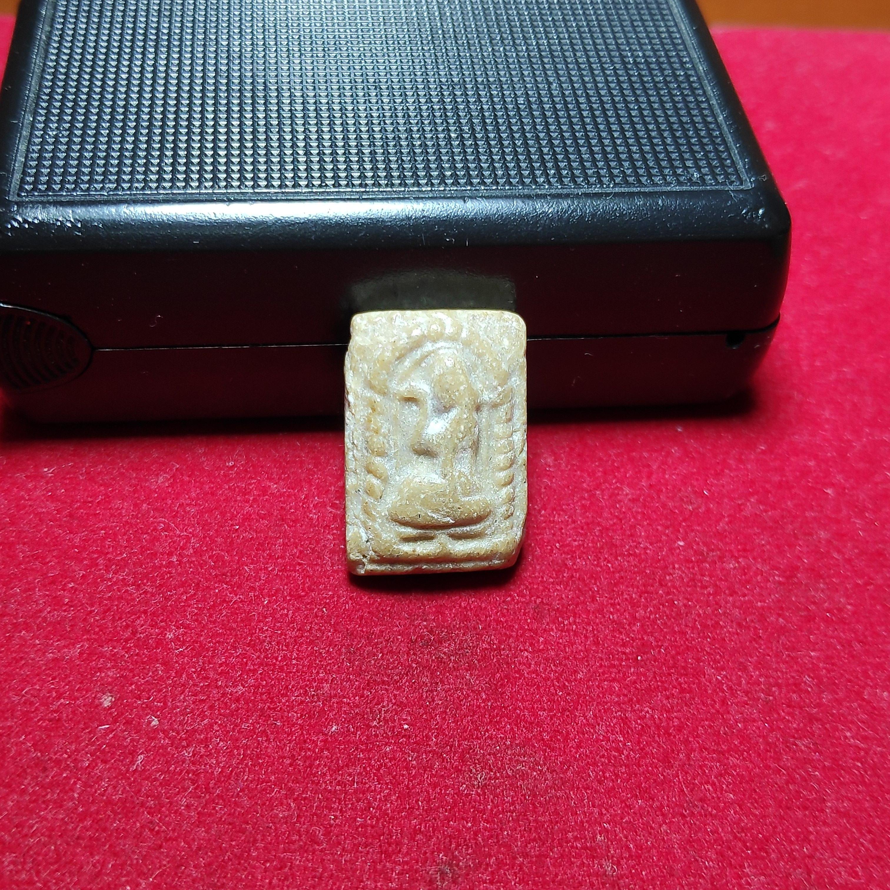 นางกวักพิมพ์เล็กหลวงพ่อกวยเนื้อผงน้ำมัน