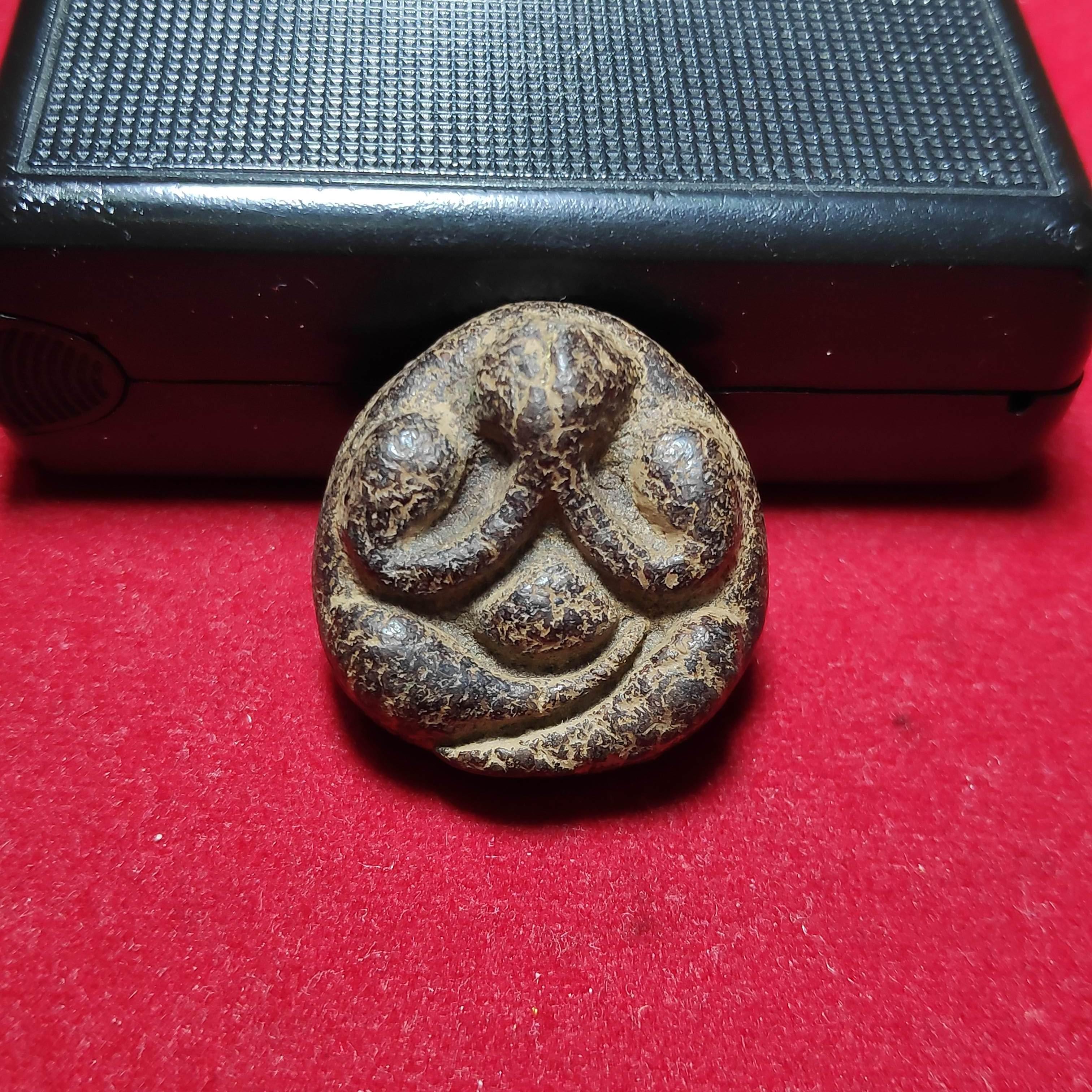 พระปิดตาหลวงพ่อโตวัดเนินสุทธาวาสพิมพ์เเข้งซ้อนเนื้อผงคลุกรัก