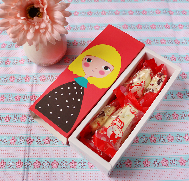 โปรโมชั่น//กล่องมาการองใส่ 6 ชิ้น 7x18.8x5.3 สีแดง ลายเด็กหญิงยืน