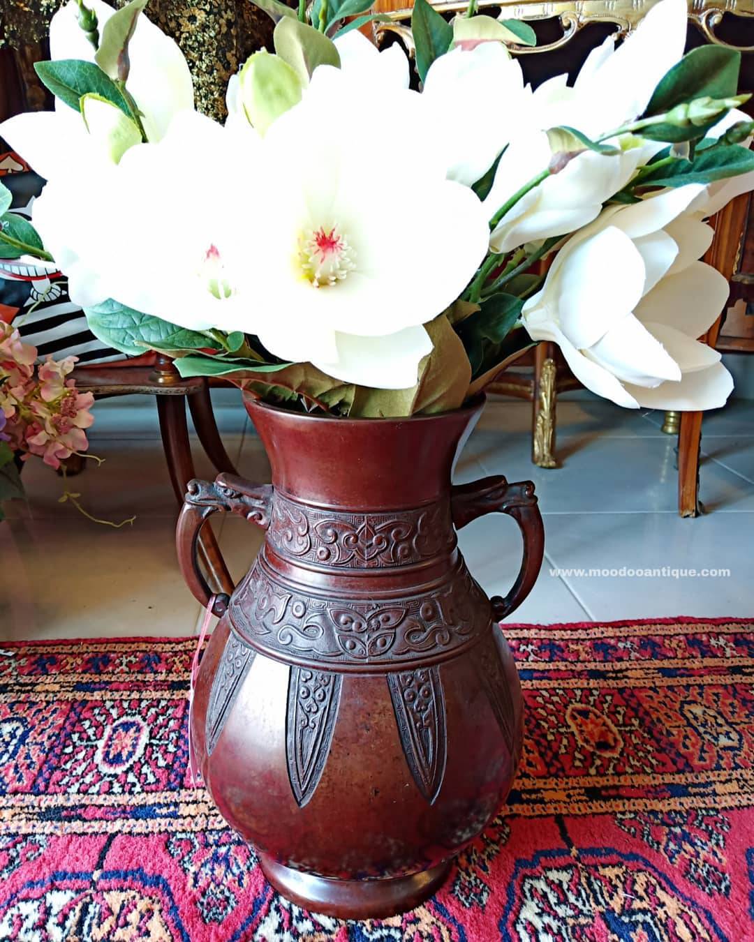 แจกันทำจากโลหะแอนทีค