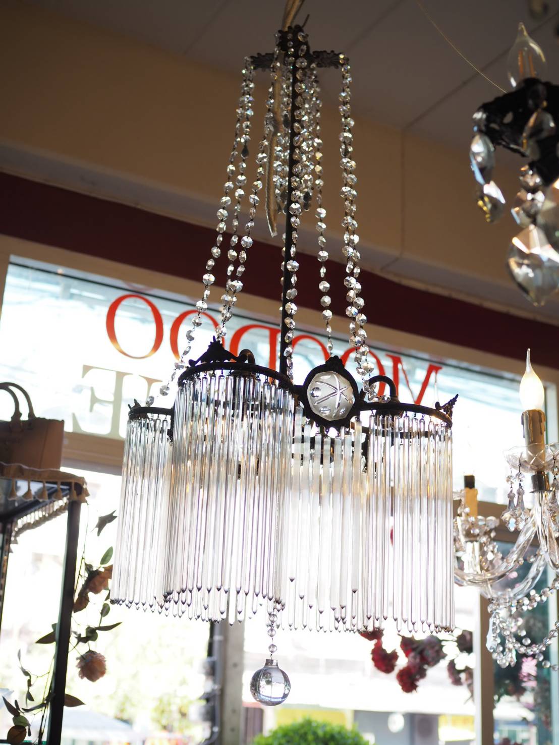 แชนเดอเรียฝรั่งเศส งานสมัยเก่าร้อยด้วยแท่งแก้วยาวกับคริสตัลและหินอาเกต (Agate) คริสตัลฝรั่งเศส