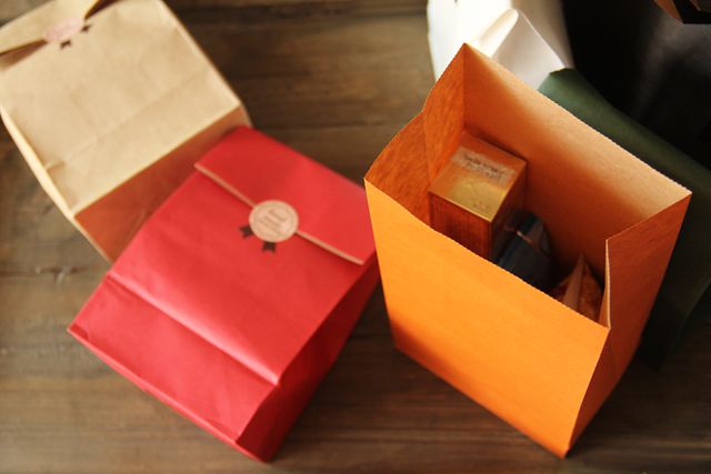 ถุงกระดาษสีแบบฐานตั้ง ไม่มีหูหิ้ว ไซส์เล็ก 23x12x7.5 สีดำ