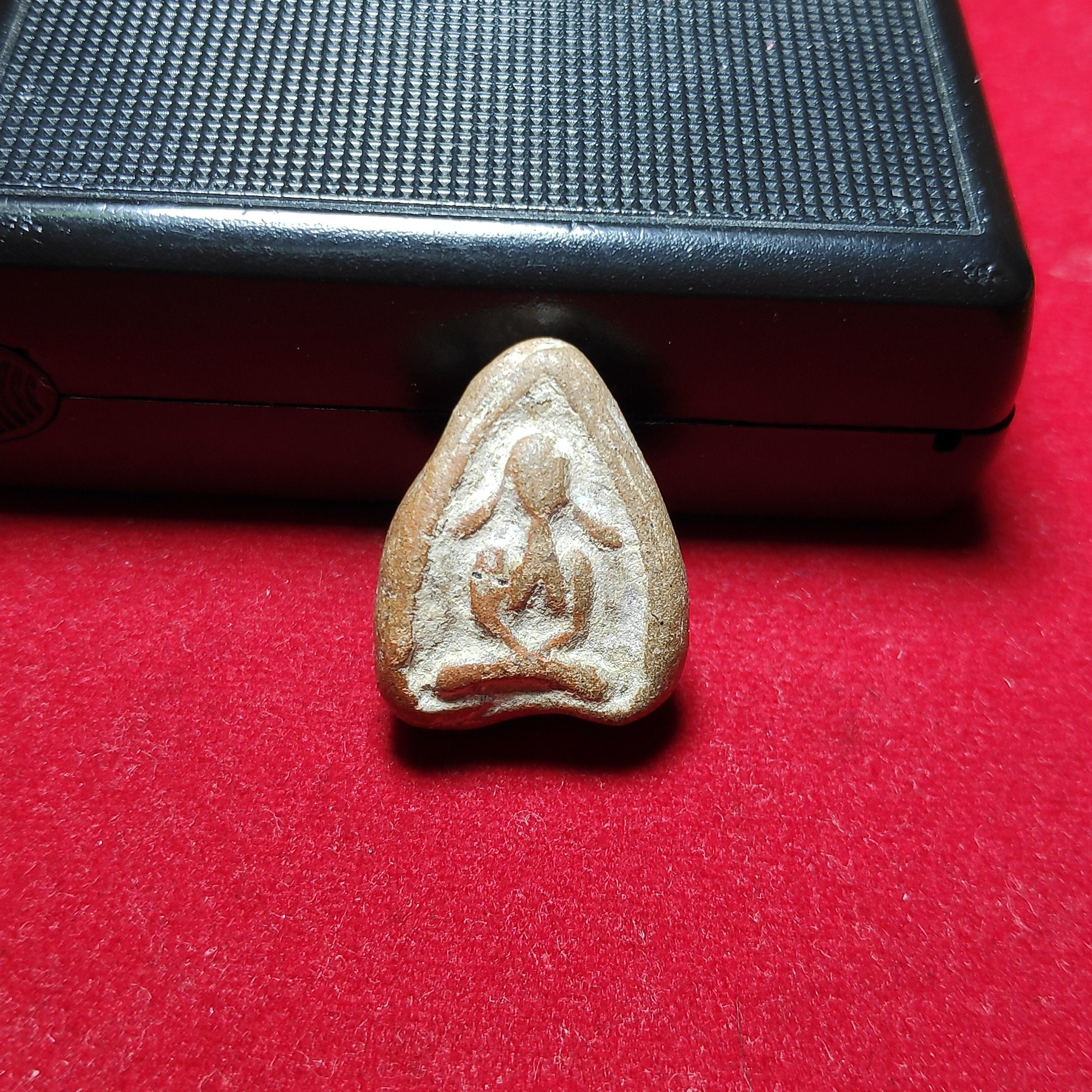 พระปิดตาพิมพ์เล็กหลวงพ่อหมาวัดระเวพิมพ์หูกระต่ายเนื้อดิน