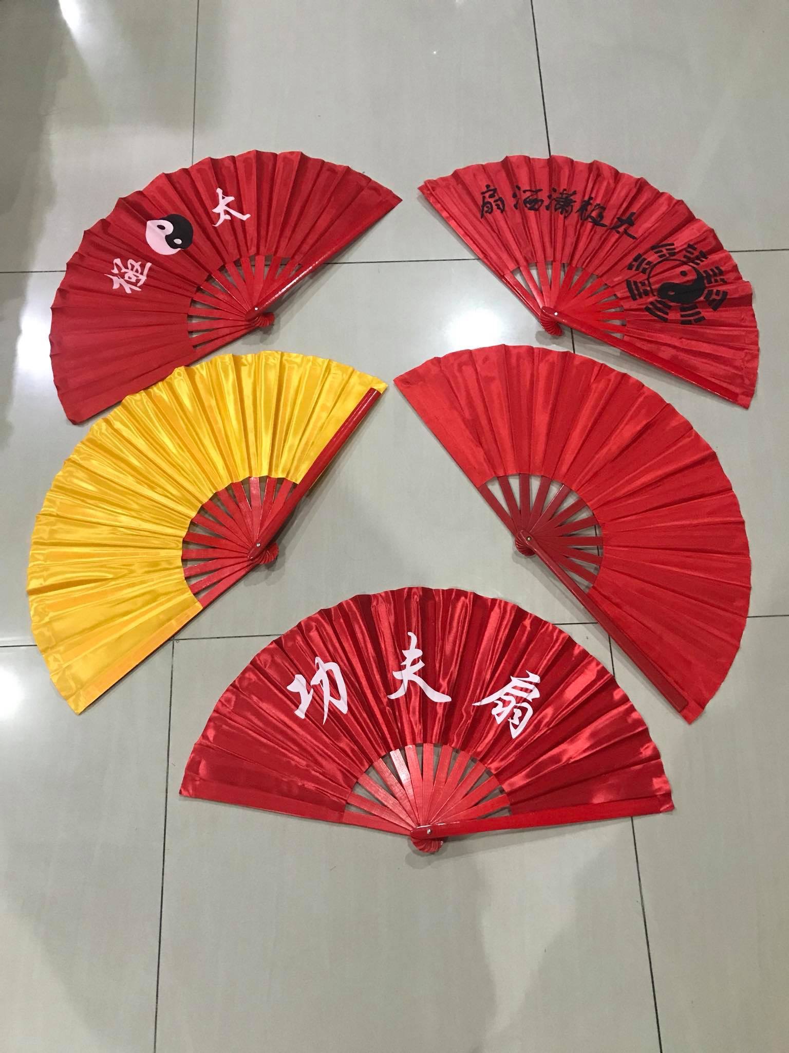 พัดรำไทเก๊กและกังฟู. สีแดงลายหนังสือขาว สินค้าพร้อมส่ง