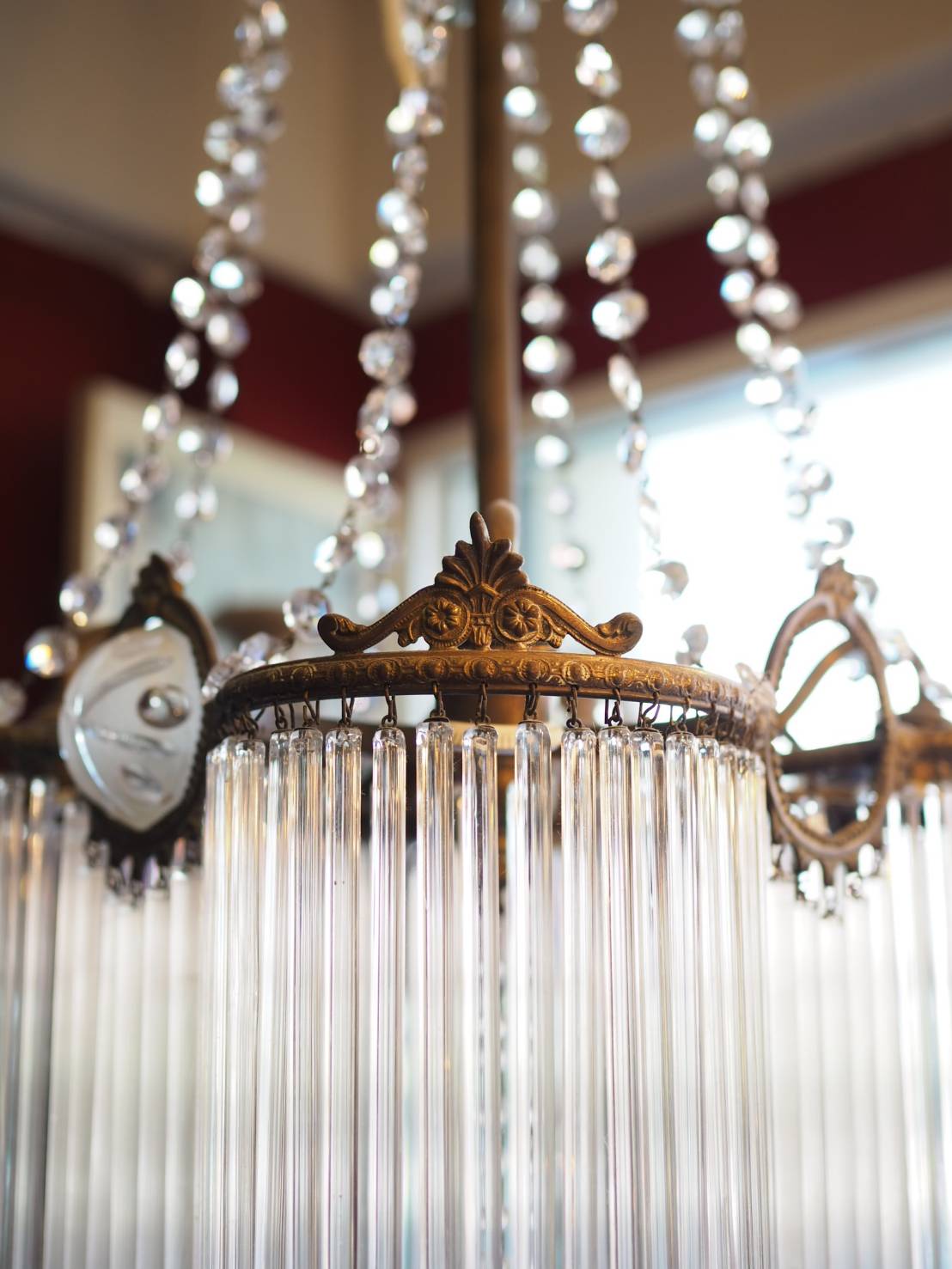 แชนเดอเรียฝรั่งเศส งานสมัยเก่าร้อยด้วยแท่งแก้วยาวกับคริสตัลและหินอาเกต (Agate) คริสตัลฝรั่งเศส