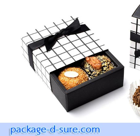 กล่องช็อคโกแลต 4 ช่อง 9x9x3.5 สีขาว ตารางดำ