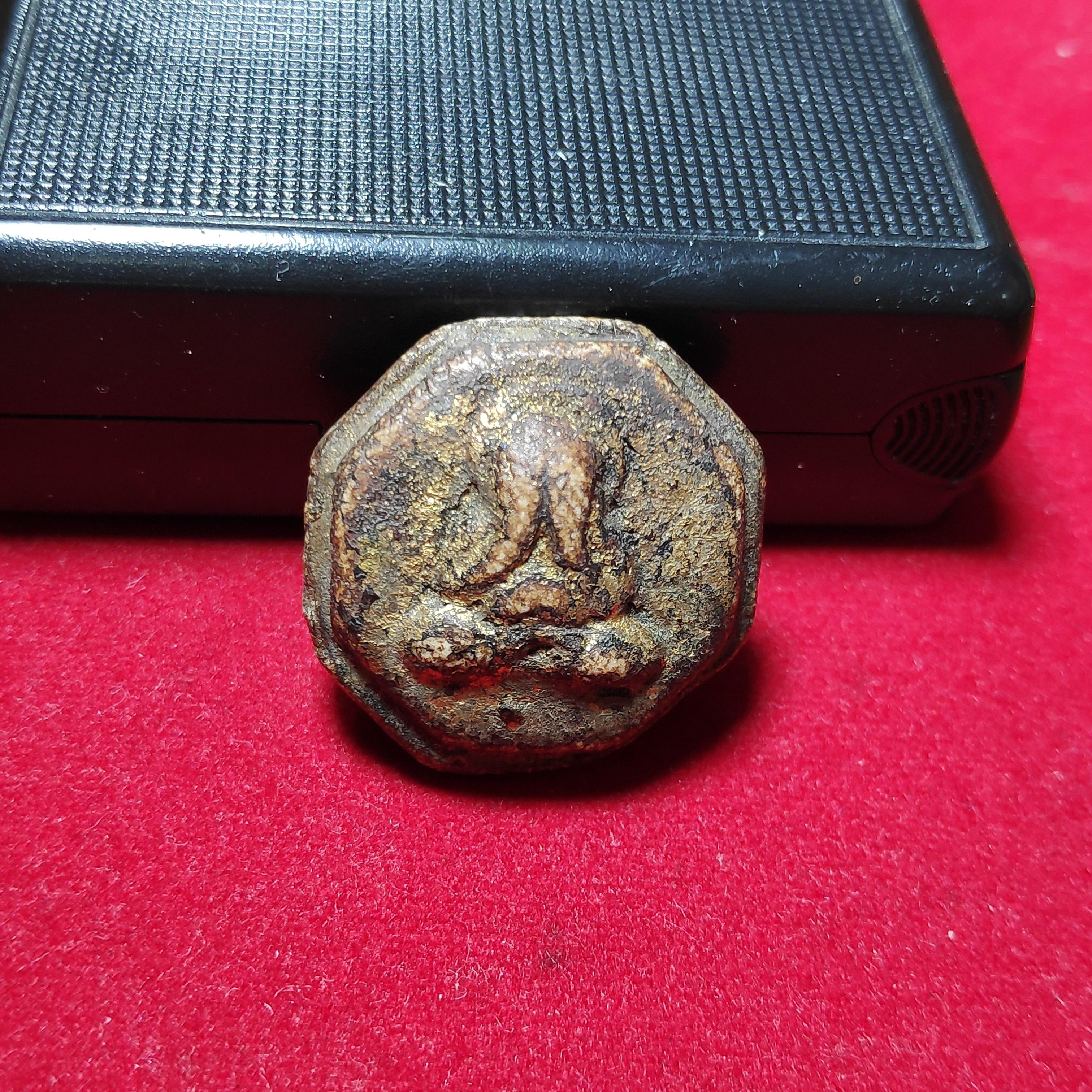 พระปิดตาเนื้อผงว่านพิมพ์8เหลี่ยมเจ้าคุณศรีวัดอ่างศิลา