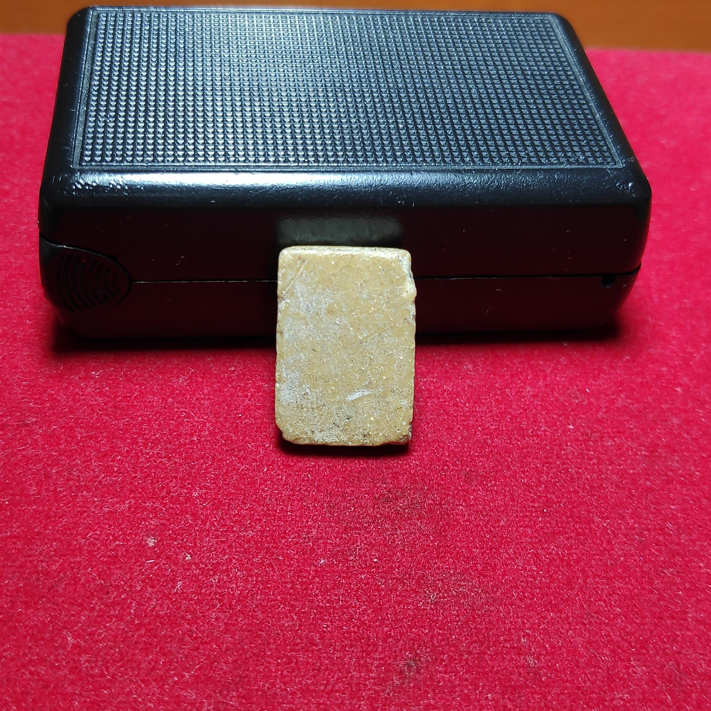 นางกวักพิมพ์เล็กหลวงพ่อกวยเนื้อผงน้ำมัน