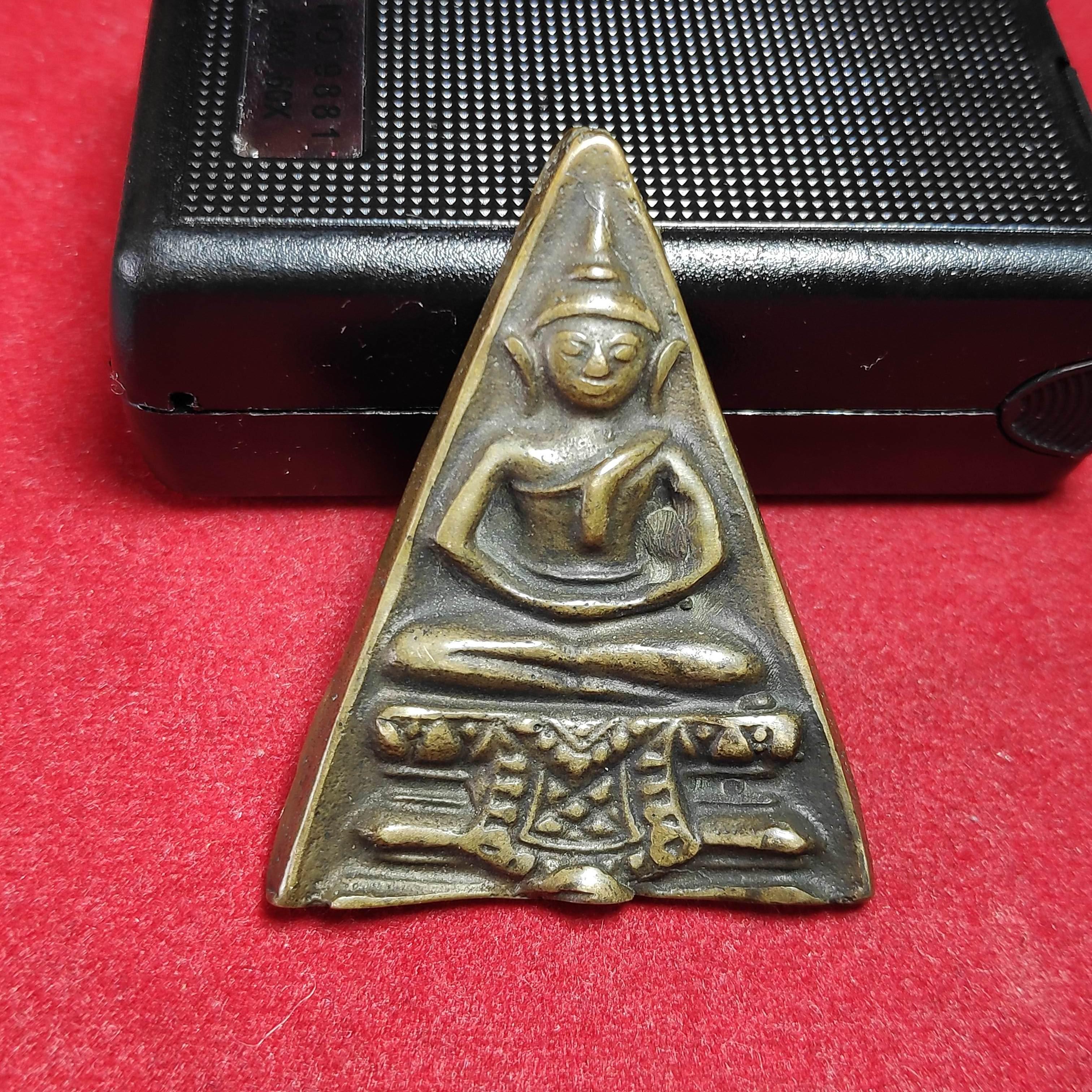 เหรียญหล่อโบราณพิมพ์สามเหลี่ยมใหญ่ท่านเจ้ามาวัดสามปลื้ม