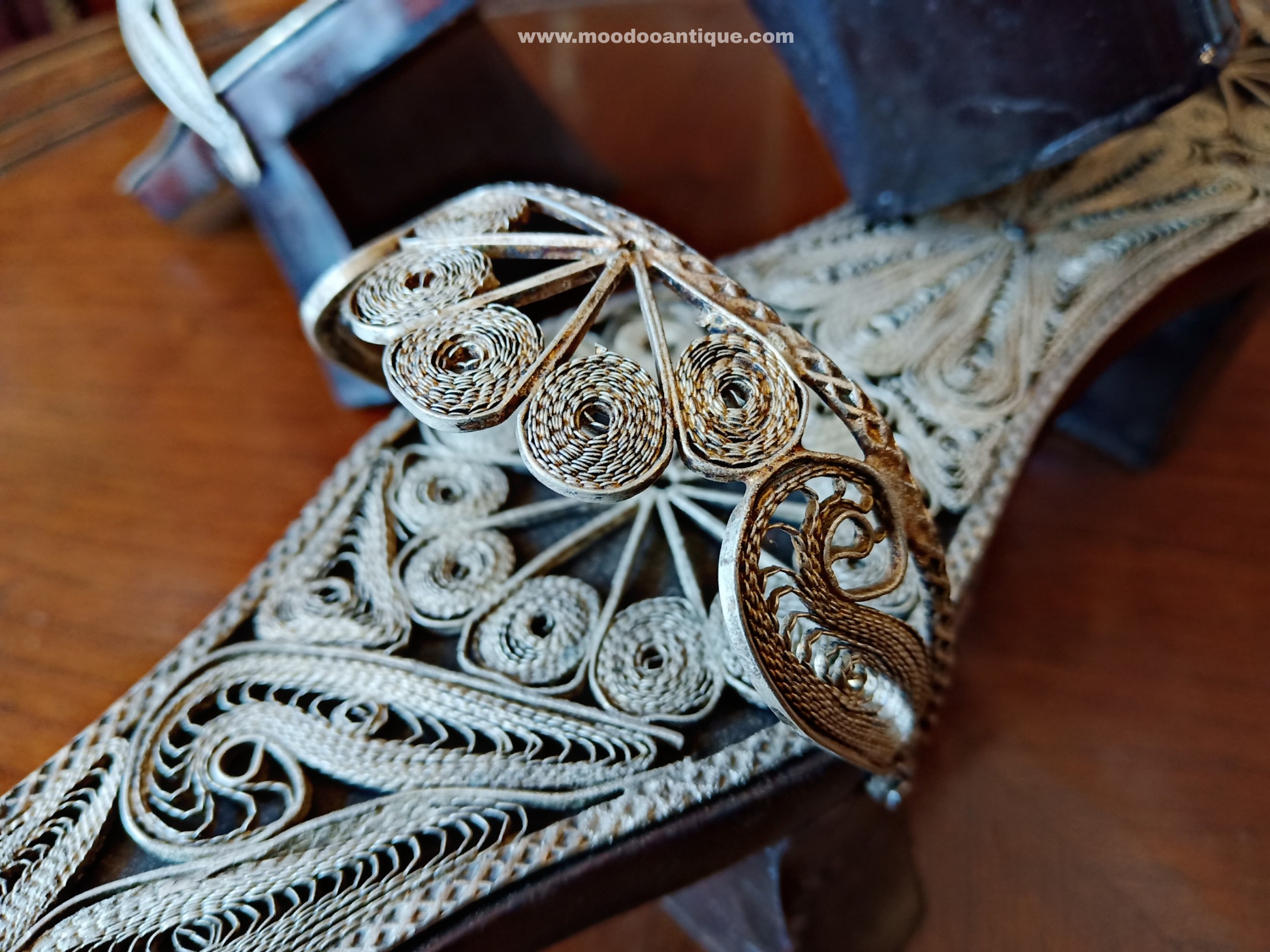 รองเท้าปักไม้ Turkish