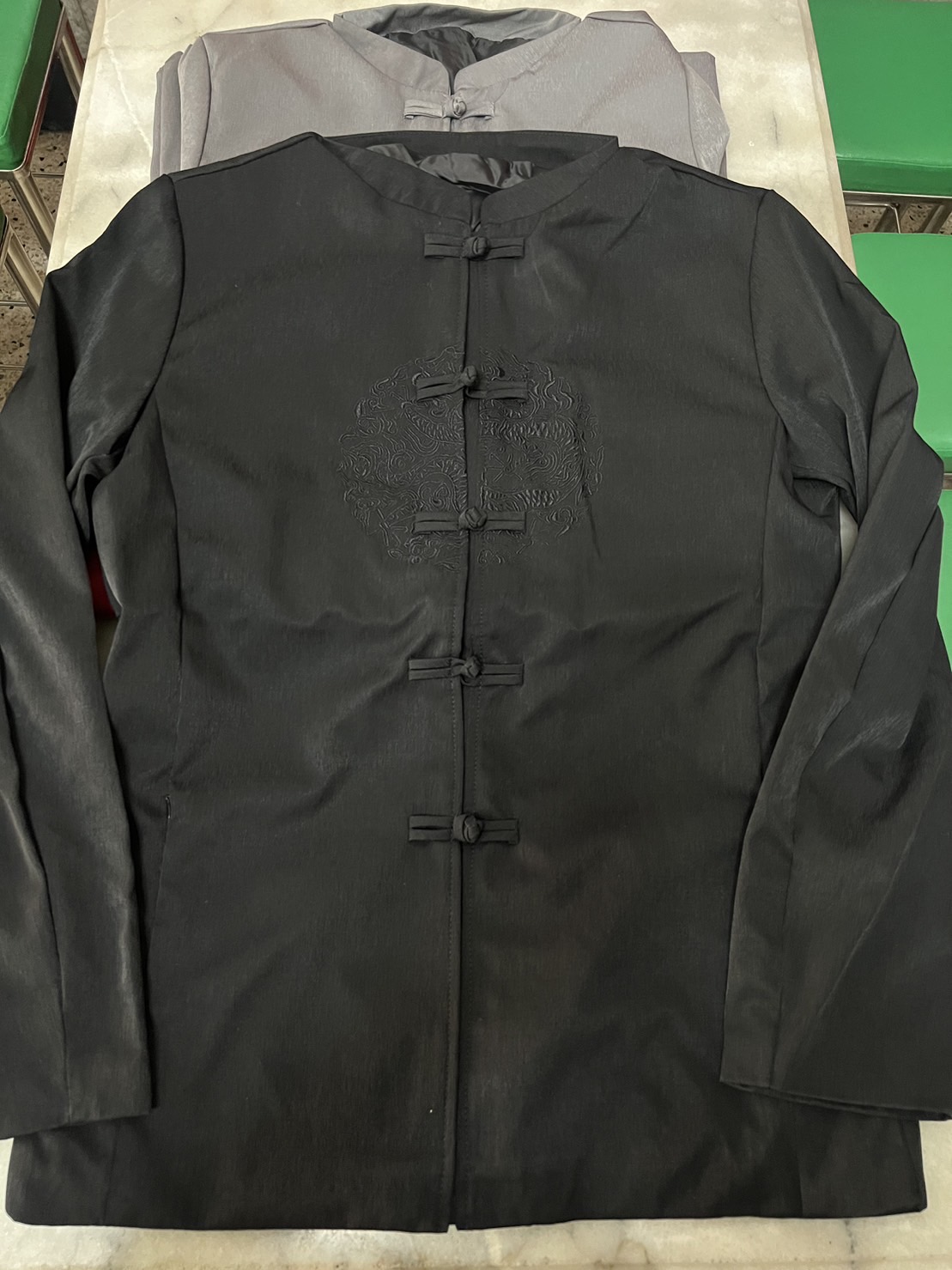 เสื้อจีนผู้ชายสวยๆๆสีดำ ผ้าโพลีเอสเตอร์ ลายปัก มีกระเป๋าซิป 2 ข้าง ผ้าเงา สวย สินค้าพร้อมส่ง